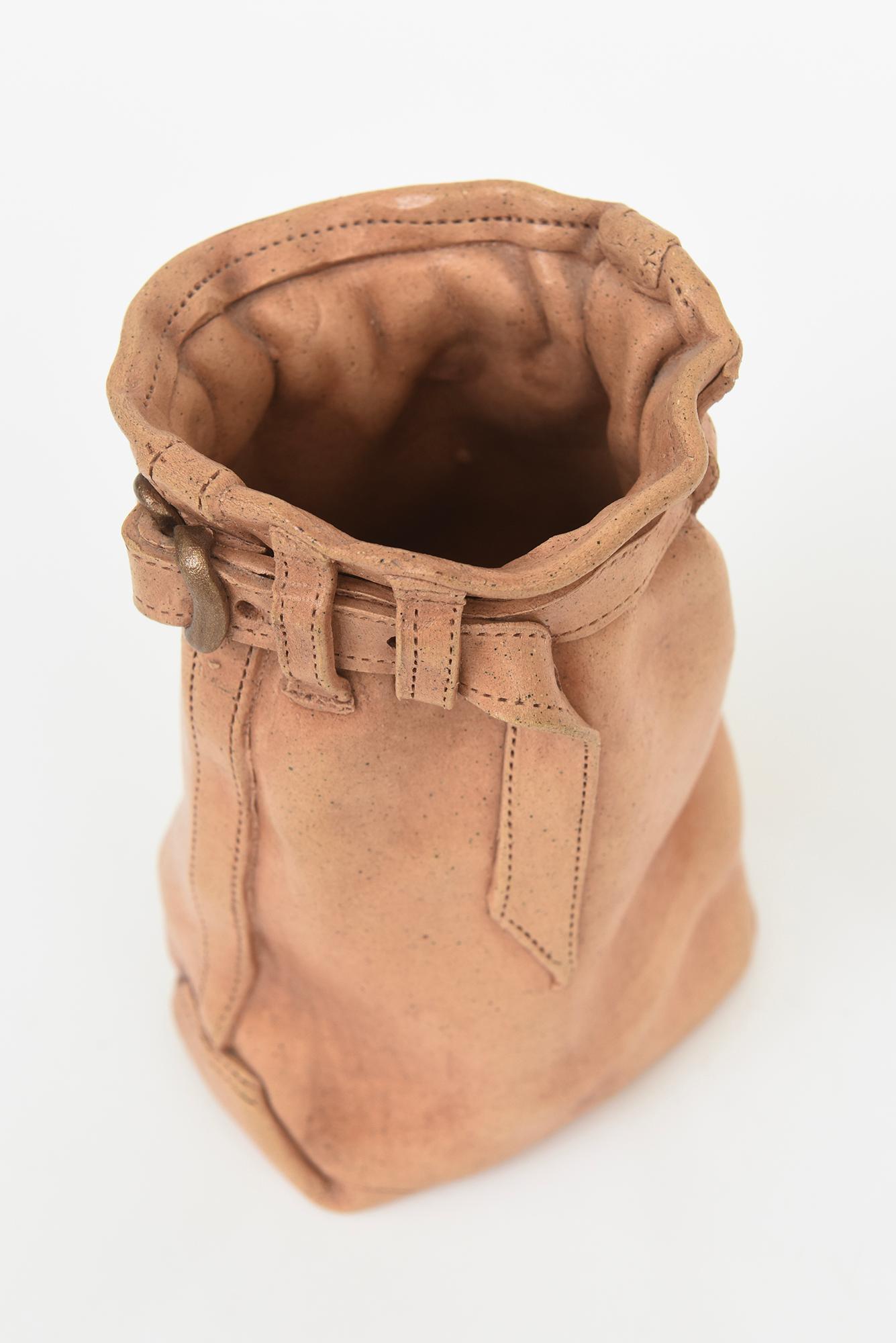 Vintage signiert Tan keramische Schnalle Tasche 90er Jahre (Ende des 20. Jahrhunderts) im Angebot