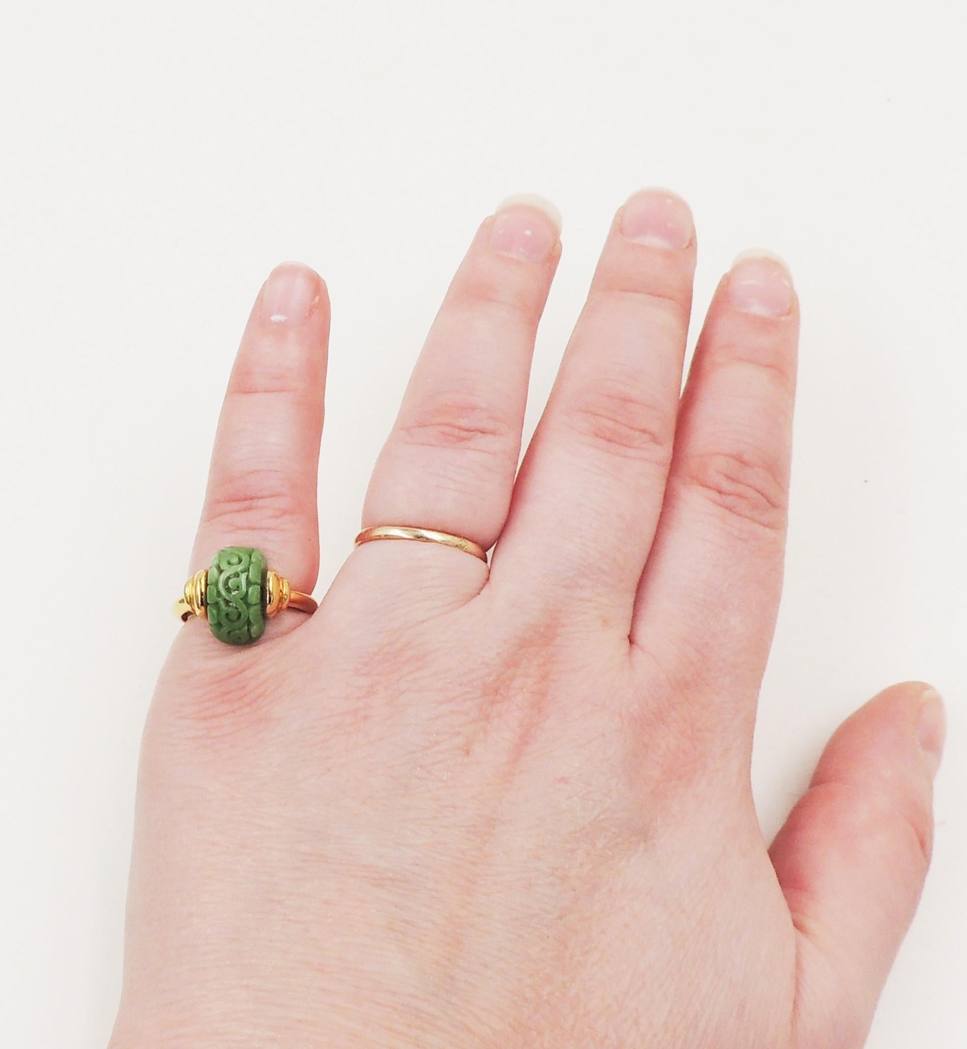 Moderne Bague vintage signée Trifari Goldtone Carved Faux-Jade Taille 6 1/2 en vente