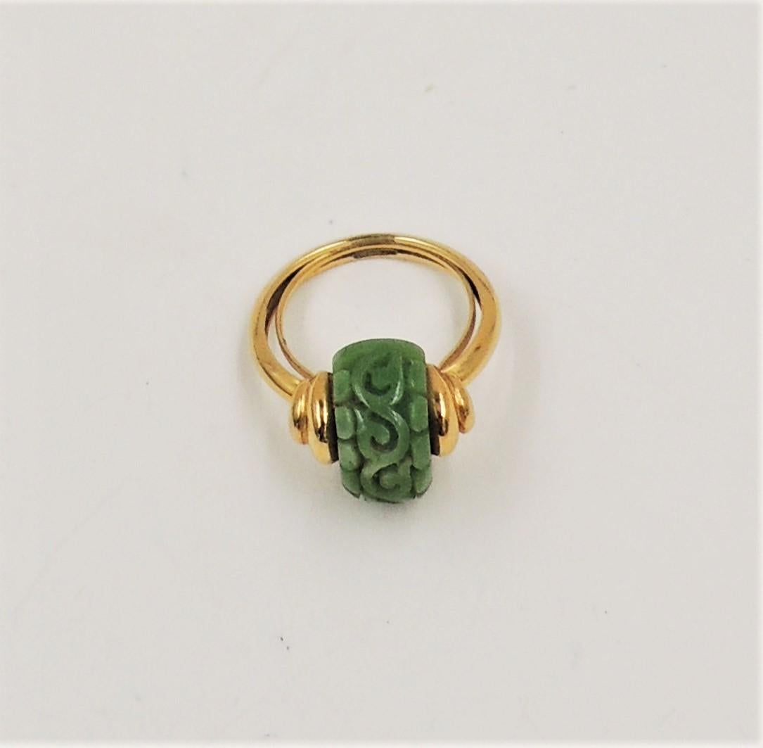 Bague vintage signée Trifari Goldtone Carved Faux-Jade Taille 6 1/2 Excellent état - En vente à Easton, PA