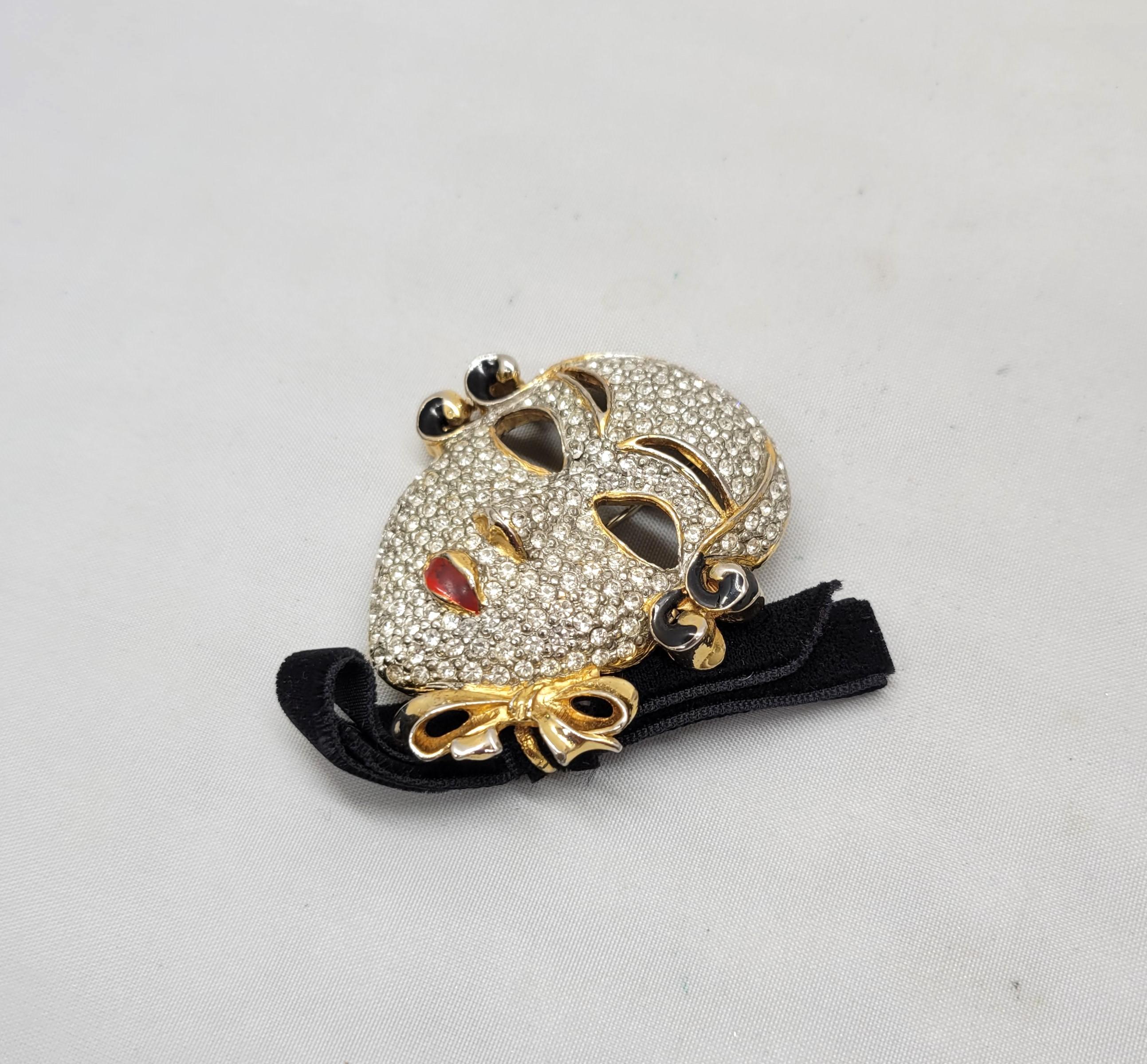 Moderno Vintage firmato Ugo Correani Italia Pave Clear Rhinestone Maschera Veneziana Spilla in vendita