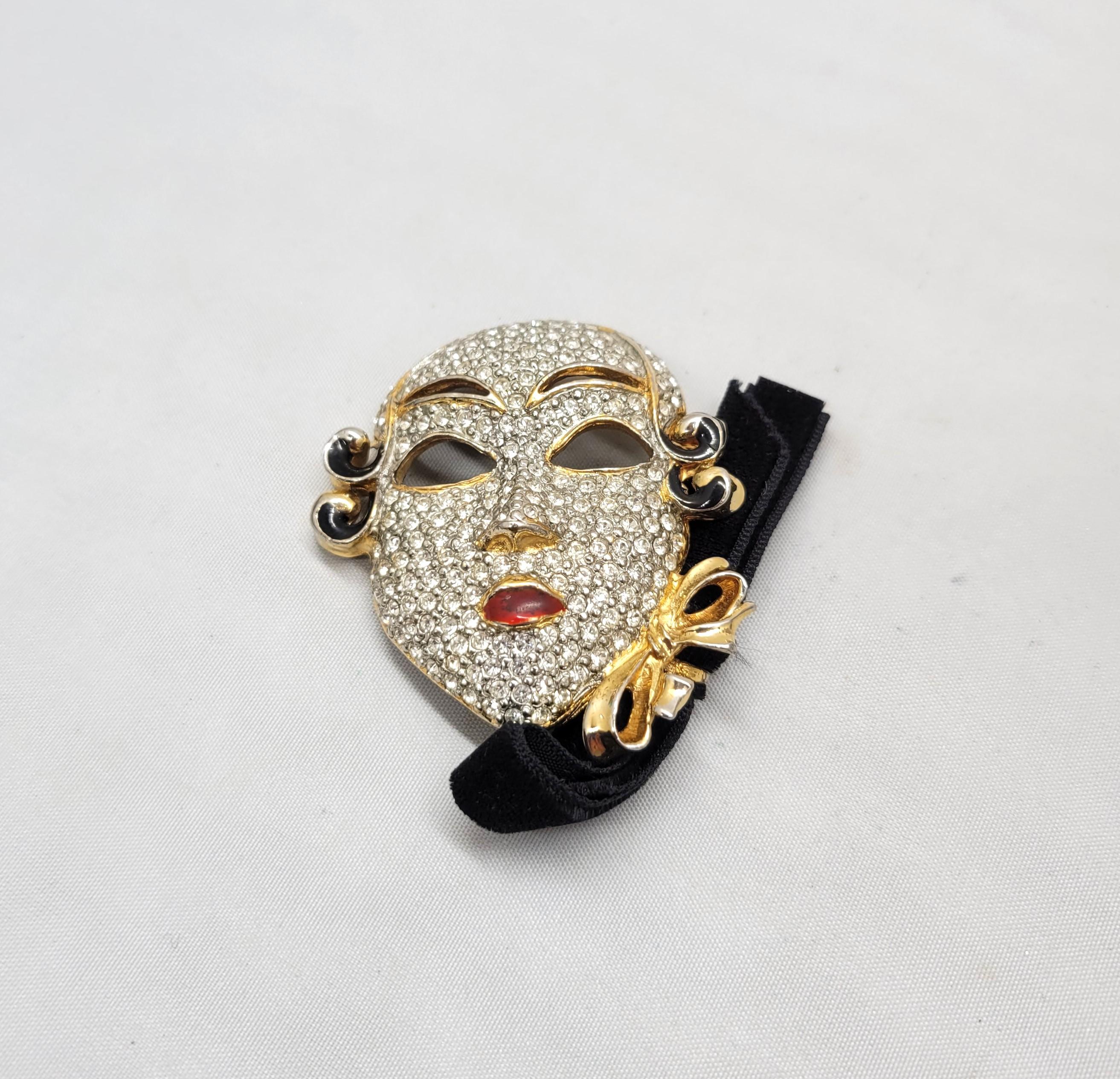 Vintage firmato Ugo Correani Italia Pave Clear Rhinestone Maschera Veneziana Spilla in vendita 1