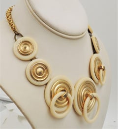 Collier moderniste vintage signé Ugo Correani en or et lucite blanche