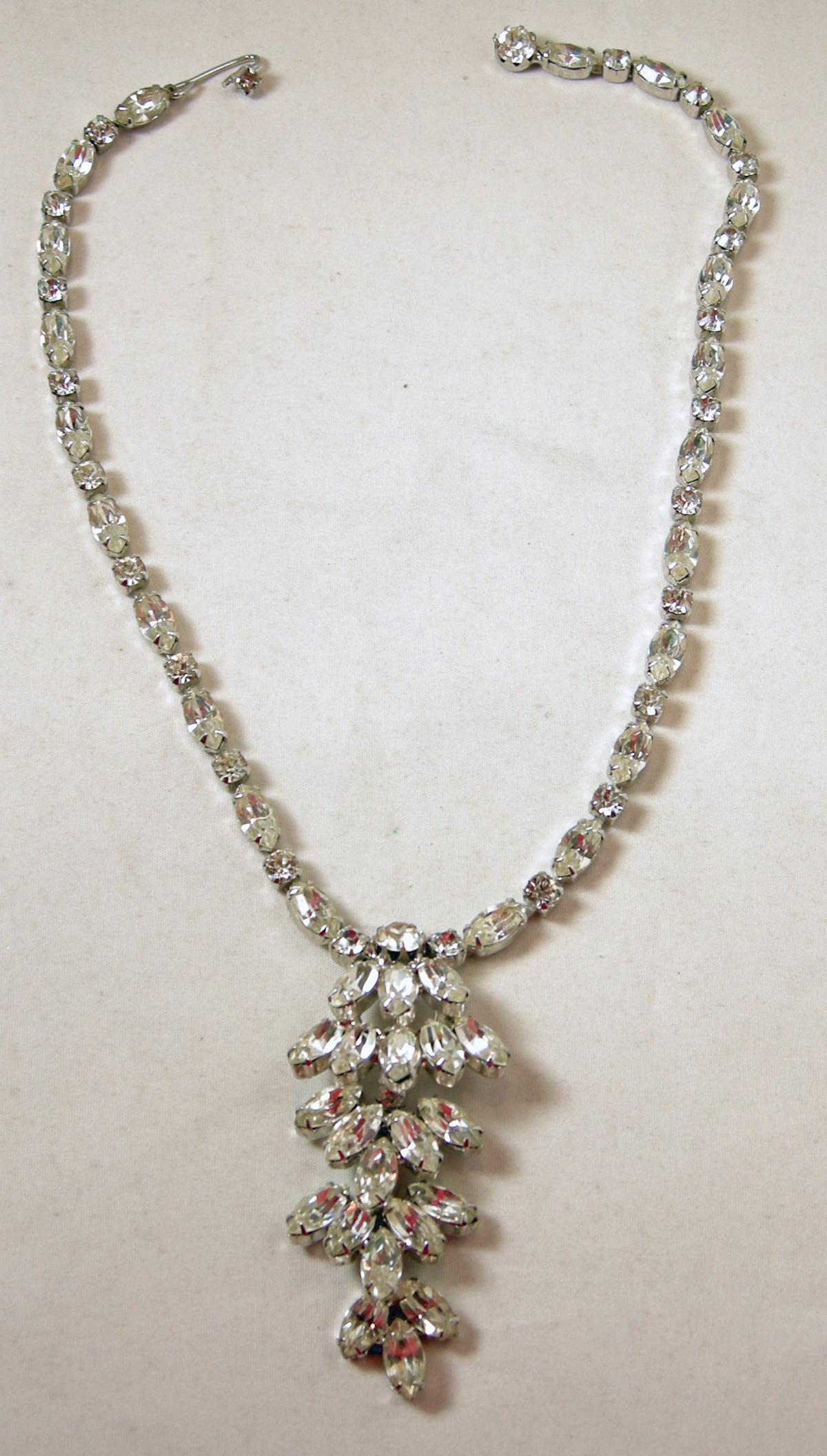 Vintage Signed Weiss Clear Crystal Drop Necklace In Good Condition For Sale In New York, NY