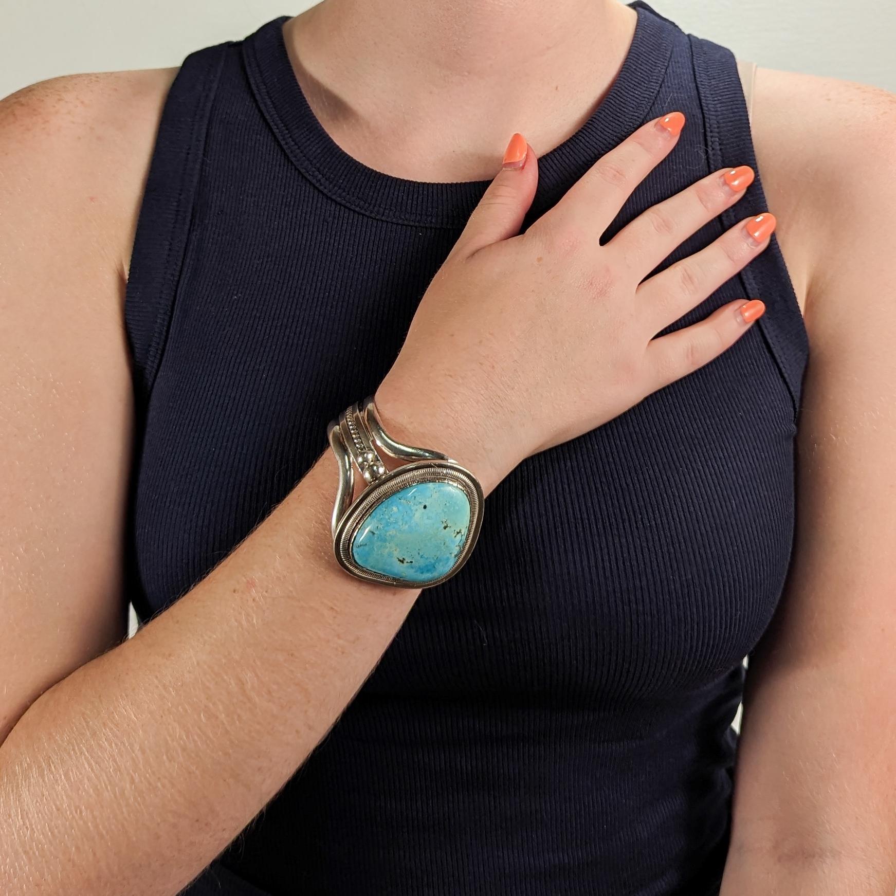 Bracelet manchette en argent Navajo et turquoise.

Le centre est serti d'un grand cabochon de turquoise.

Signé au verso pour Sterling / WV pour William Vandever.

Tout simplement une merveilleuse pièce d'argenterie ancienne !

Date :
20ème