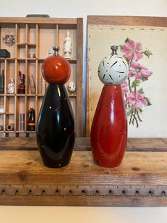 Salz- und Pfefferstreuer aus Holz, signiert.