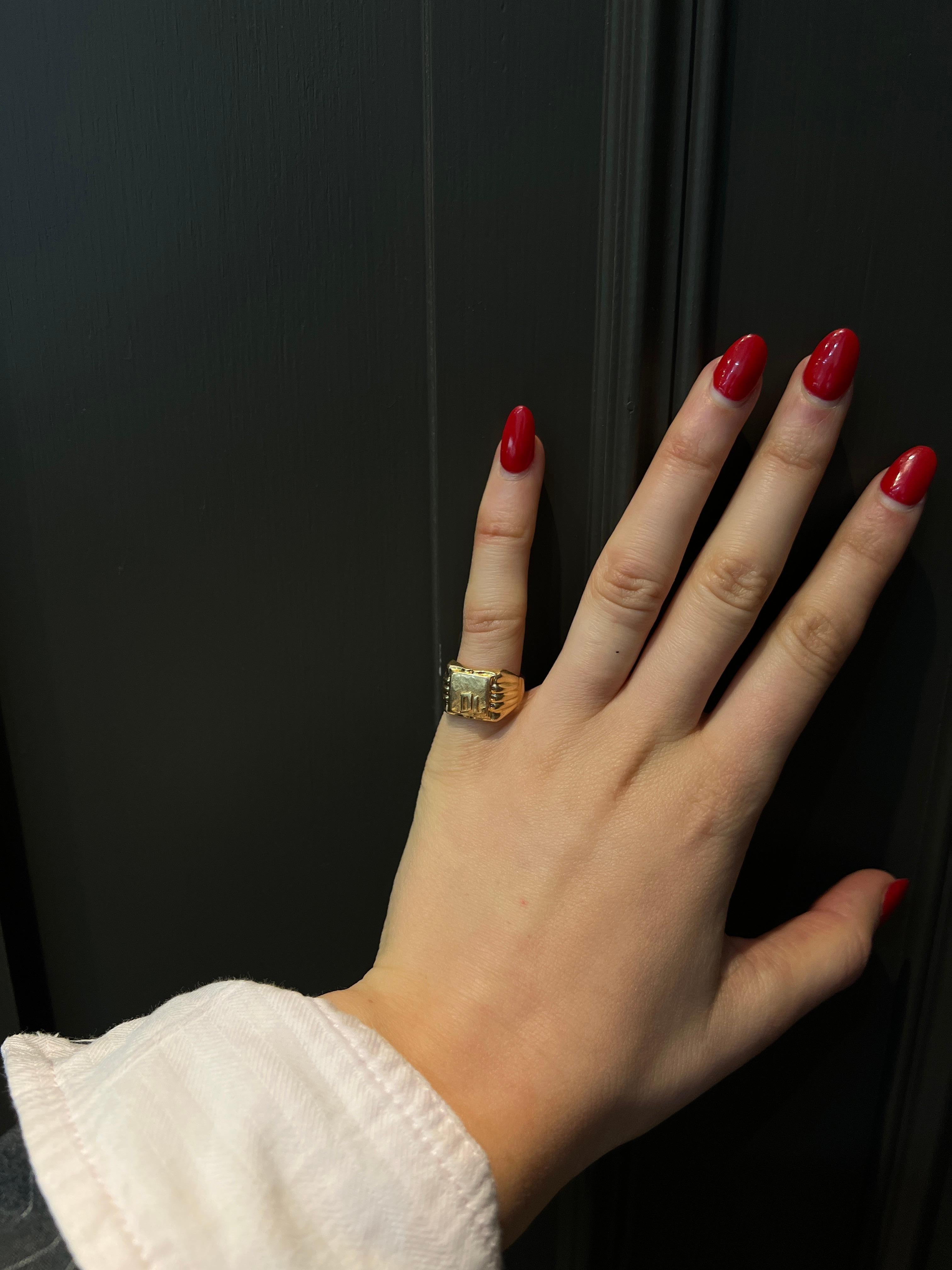 Women's or Men's Vintage Signet in 18 Carat Yellow Gold Ring For Sale