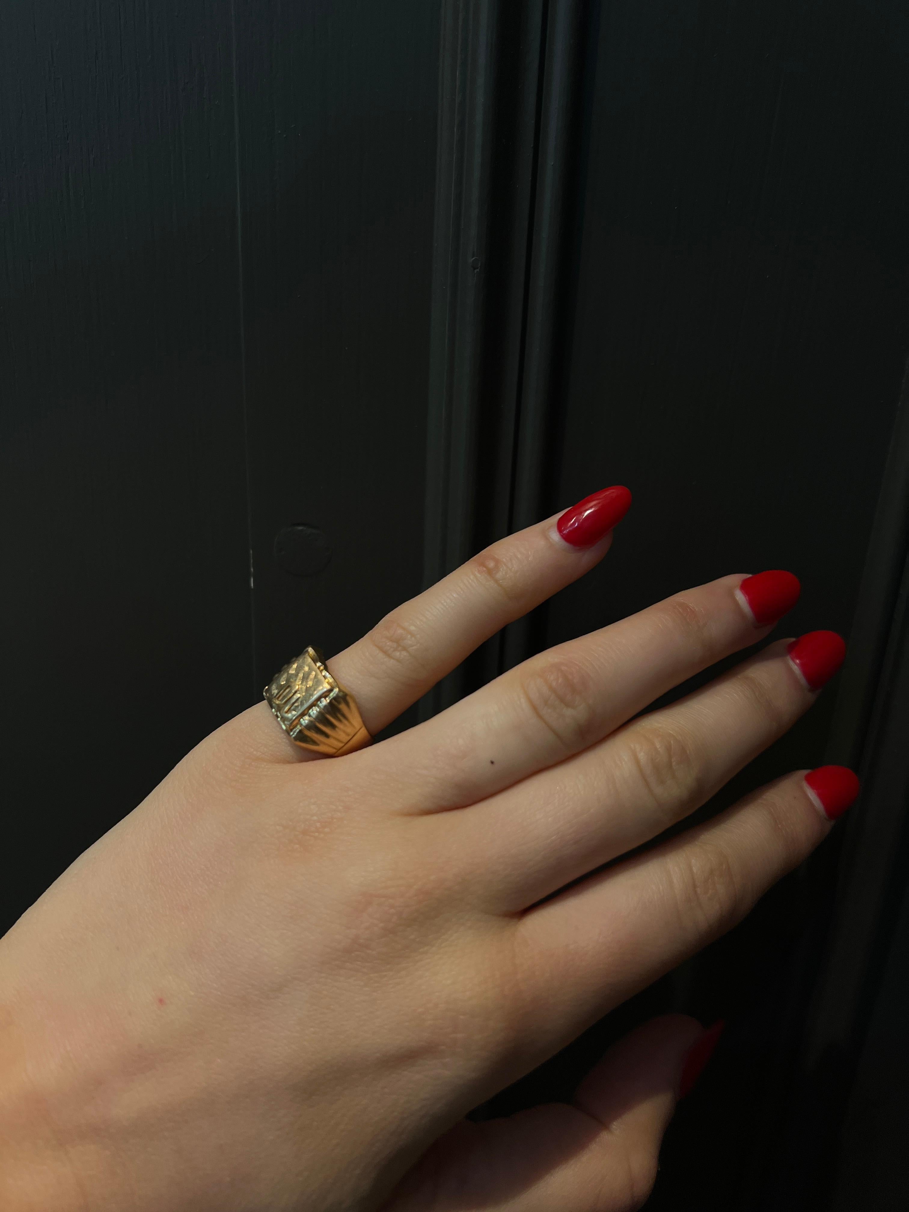 Vintage Signet in 18 Carat Yellow Gold Ring For Sale 1