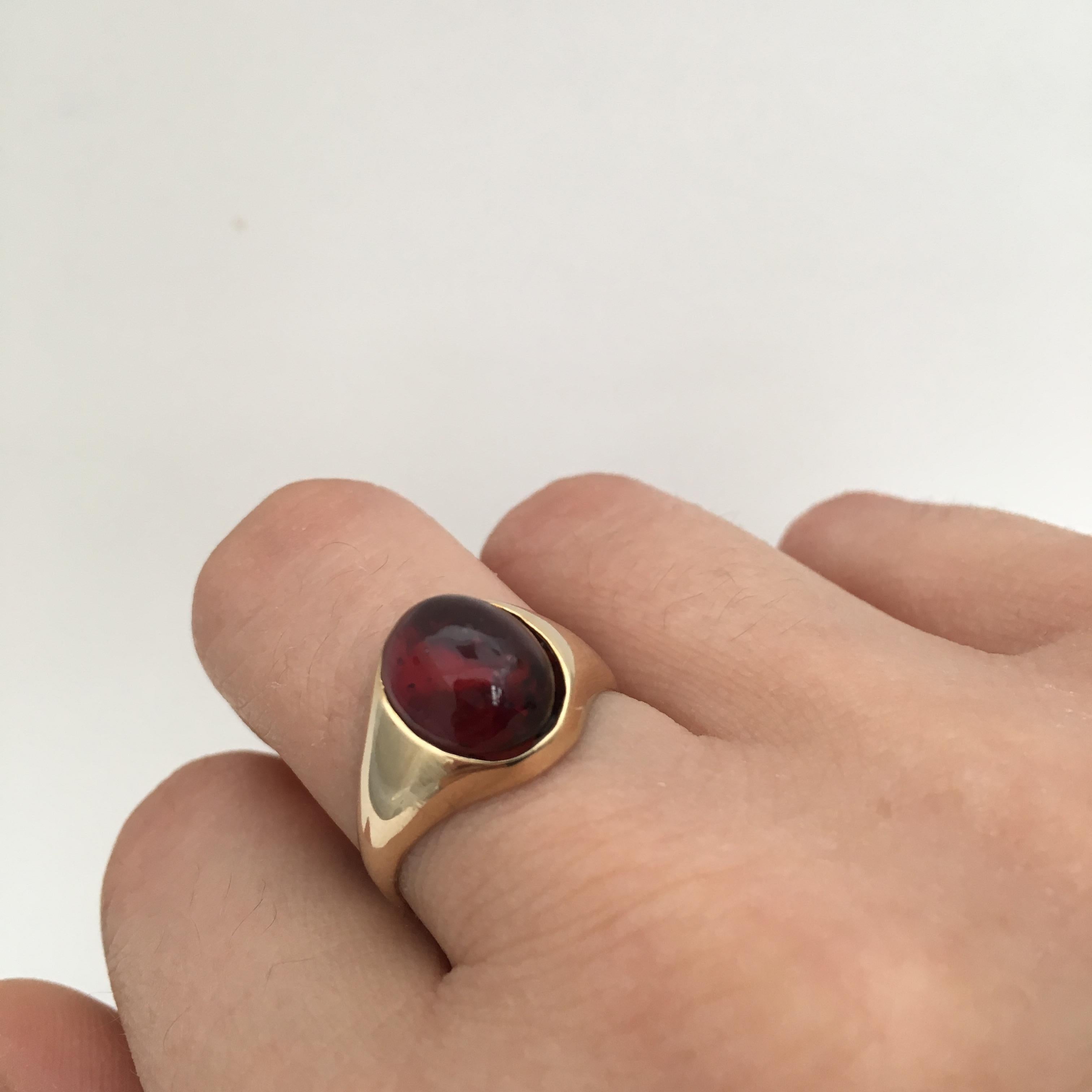 Vintage Signet Ring Cabochon Garnet Gemstone Gold Band 1970s Unisex Jewelry 8