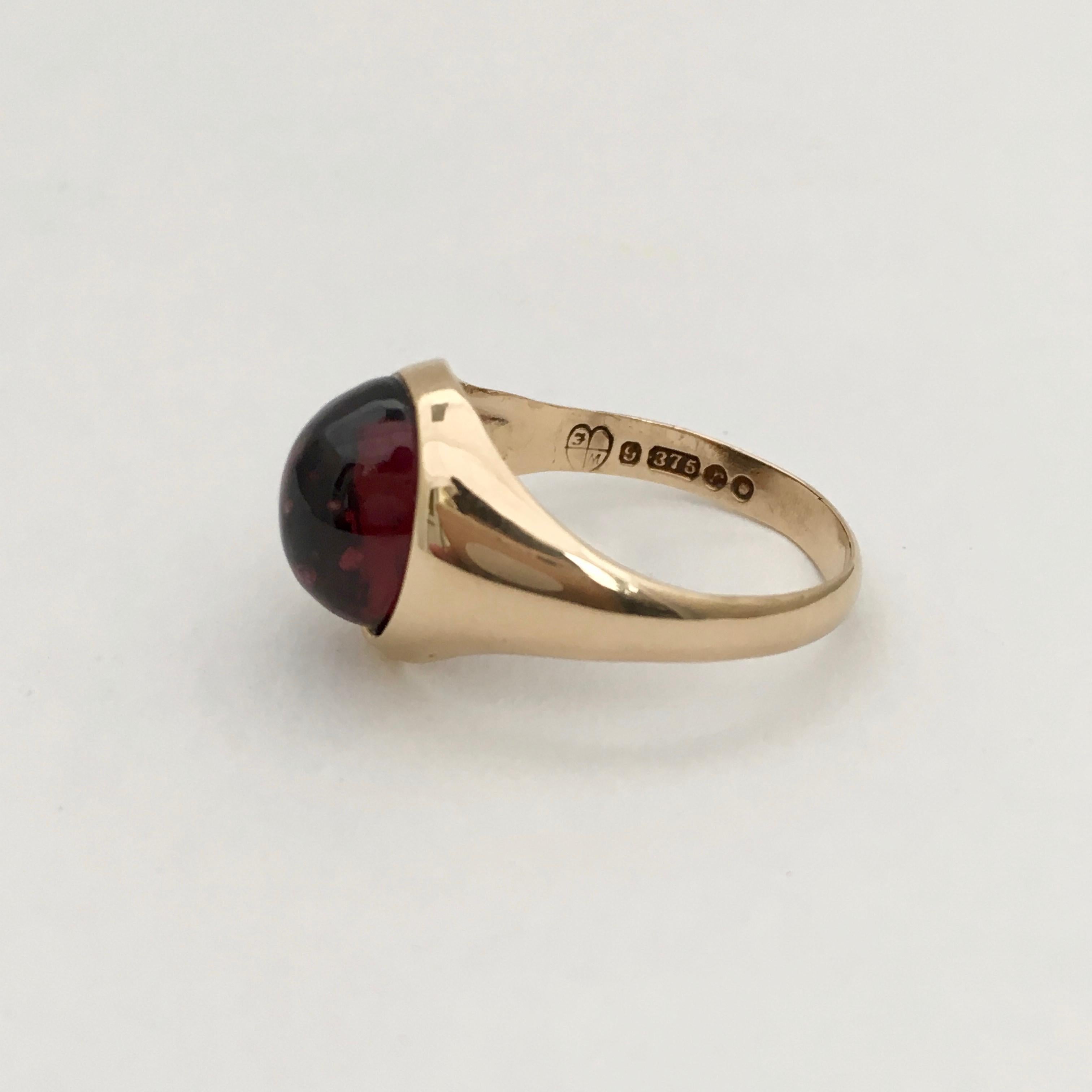 Signet rings are really having a moment and this stylish 1970s garnet example would make a fashionable addition to any collection. The deep red cabochon stone is juicy like a berry and set within a 9ct gold band. The hallmarks date the ring to 1972