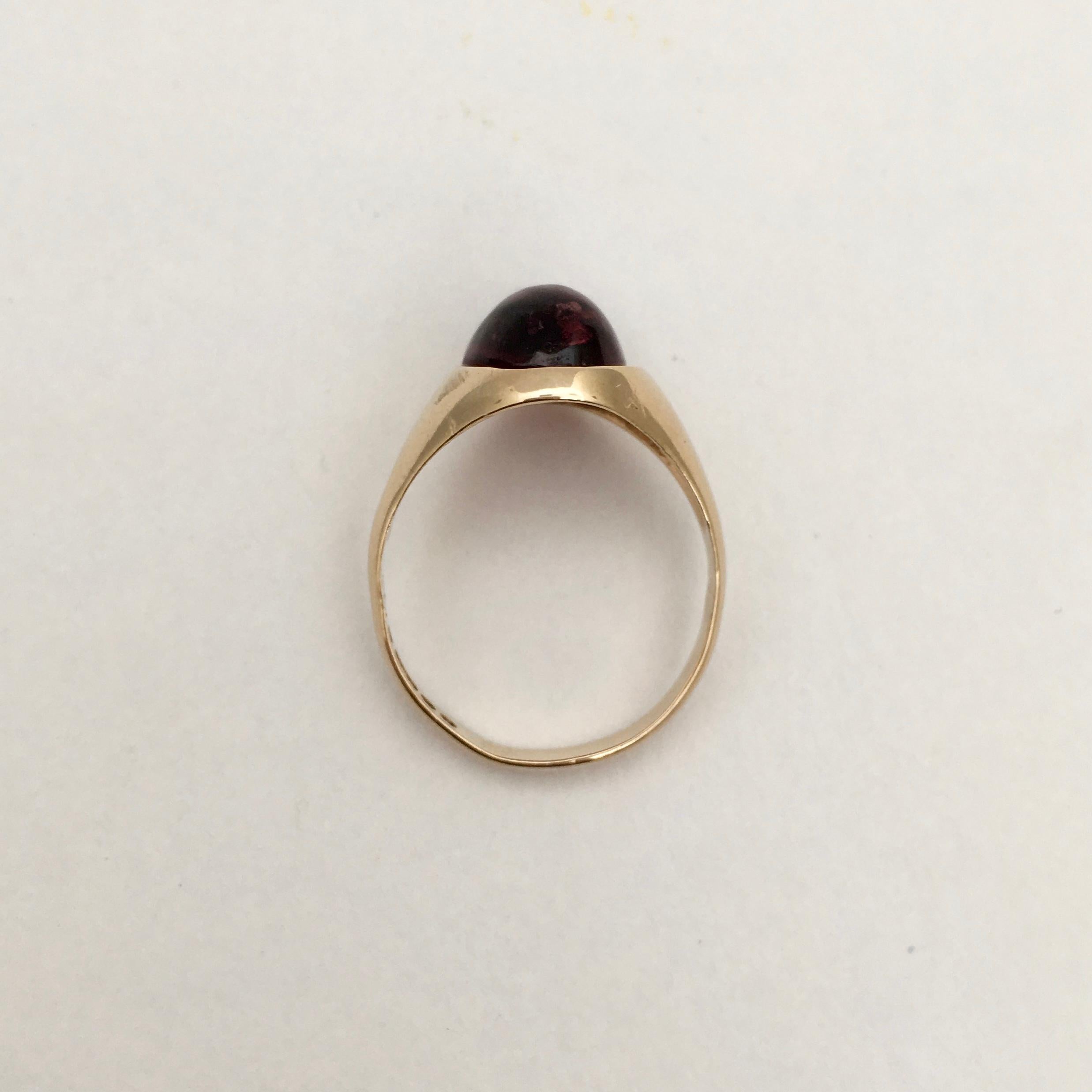 Vintage Signet Ring Cabochon Garnet Gemstone Gold Band 1970s Unisex Jewelry In Fair Condition In London, GB