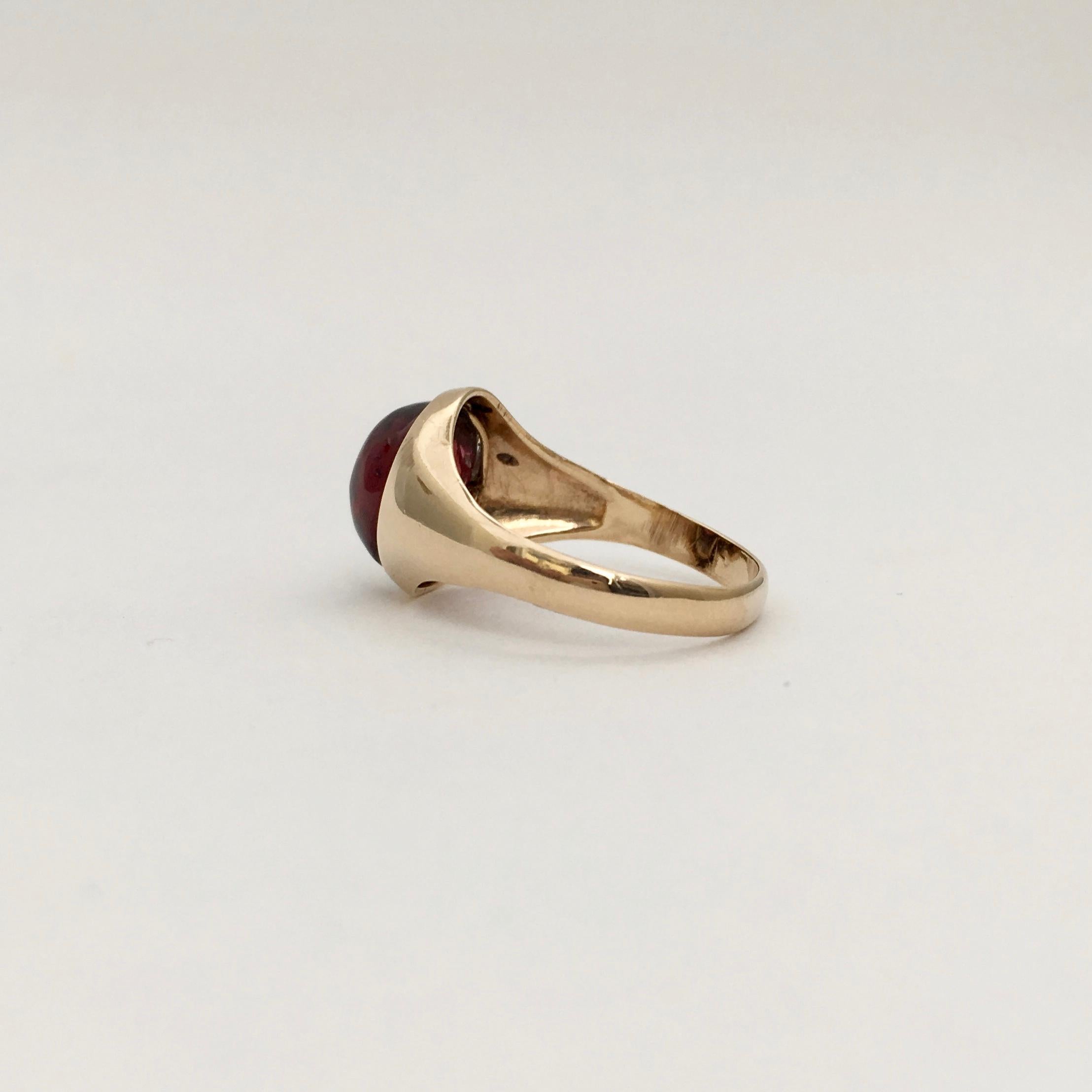 Vintage Signet Ring Cabochon Garnet Gemstone Gold Band 1970s Unisex Jewelry 4