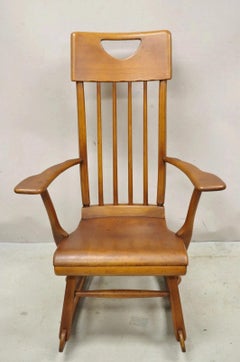 Sedia a dondolo vintage Sikes Co in legno d'acero in stile coloniale americano (A)
