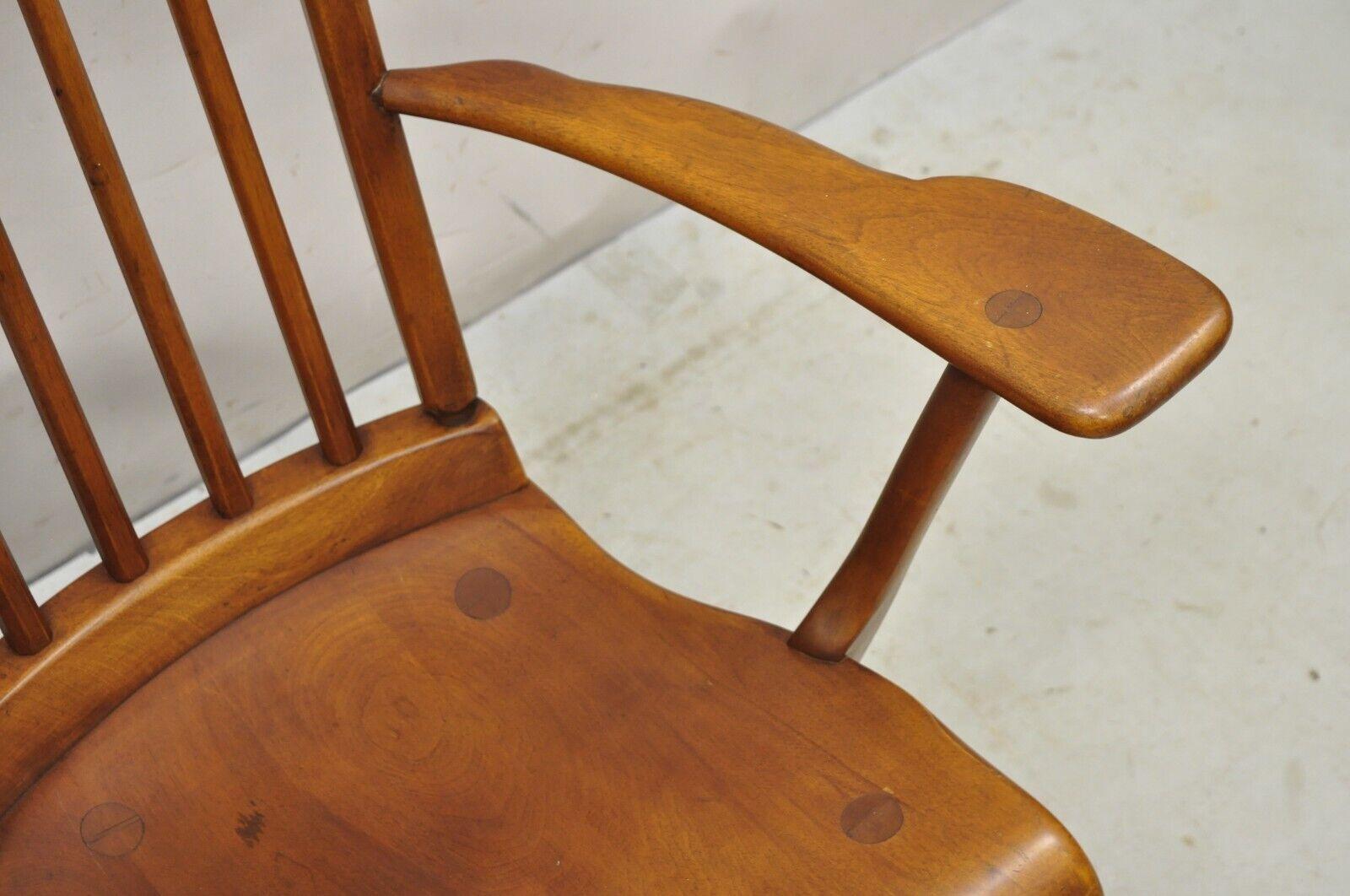 Vintage Sikes Co Maple Wood American Colonial Style Rocker Rocking Chair (A) In Good Condition For Sale In Philadelphia, PA