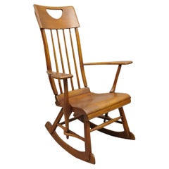 Fauteuil à bascule vintage en bois d'érable de style colonial américain de Sikes Co (A)