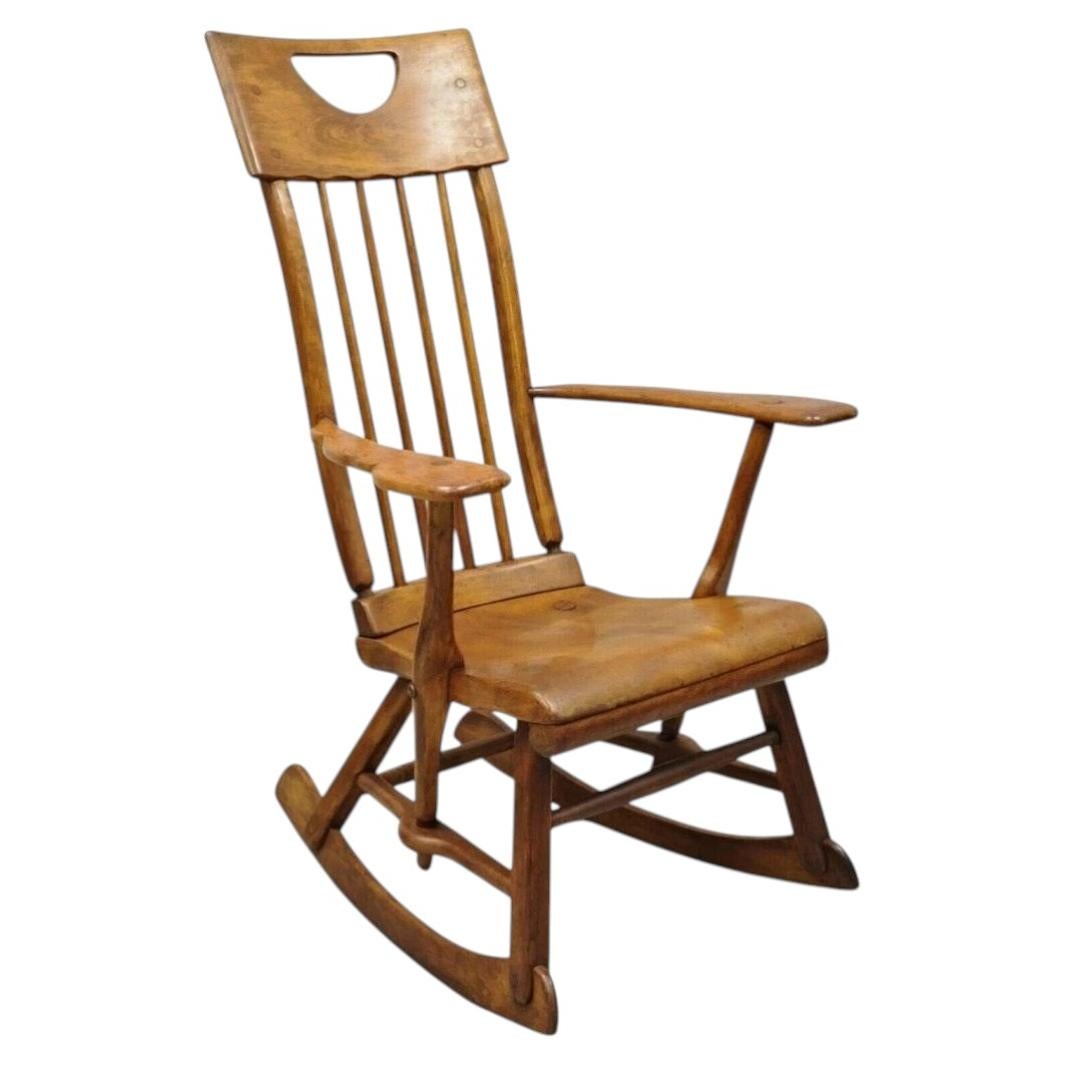 Silla mecedora Vintage Sikes Co de madera de arce estilo colonial americano (B)