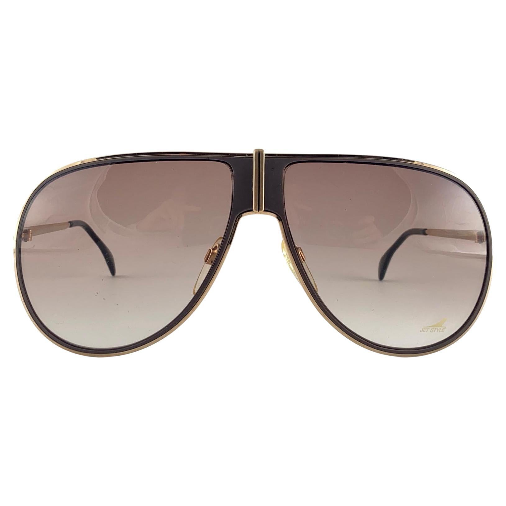 
Funky And Uber Cool Silhouette Sunglasses. Oversized Gold And Brown Frame Holding A Pair Of Brown Gradient Lenses.
Frame And Lenses Show Light Wear From 40 Years Of Storage.
Superb Quality,  Even Better Design.



Made In Austria

Front            