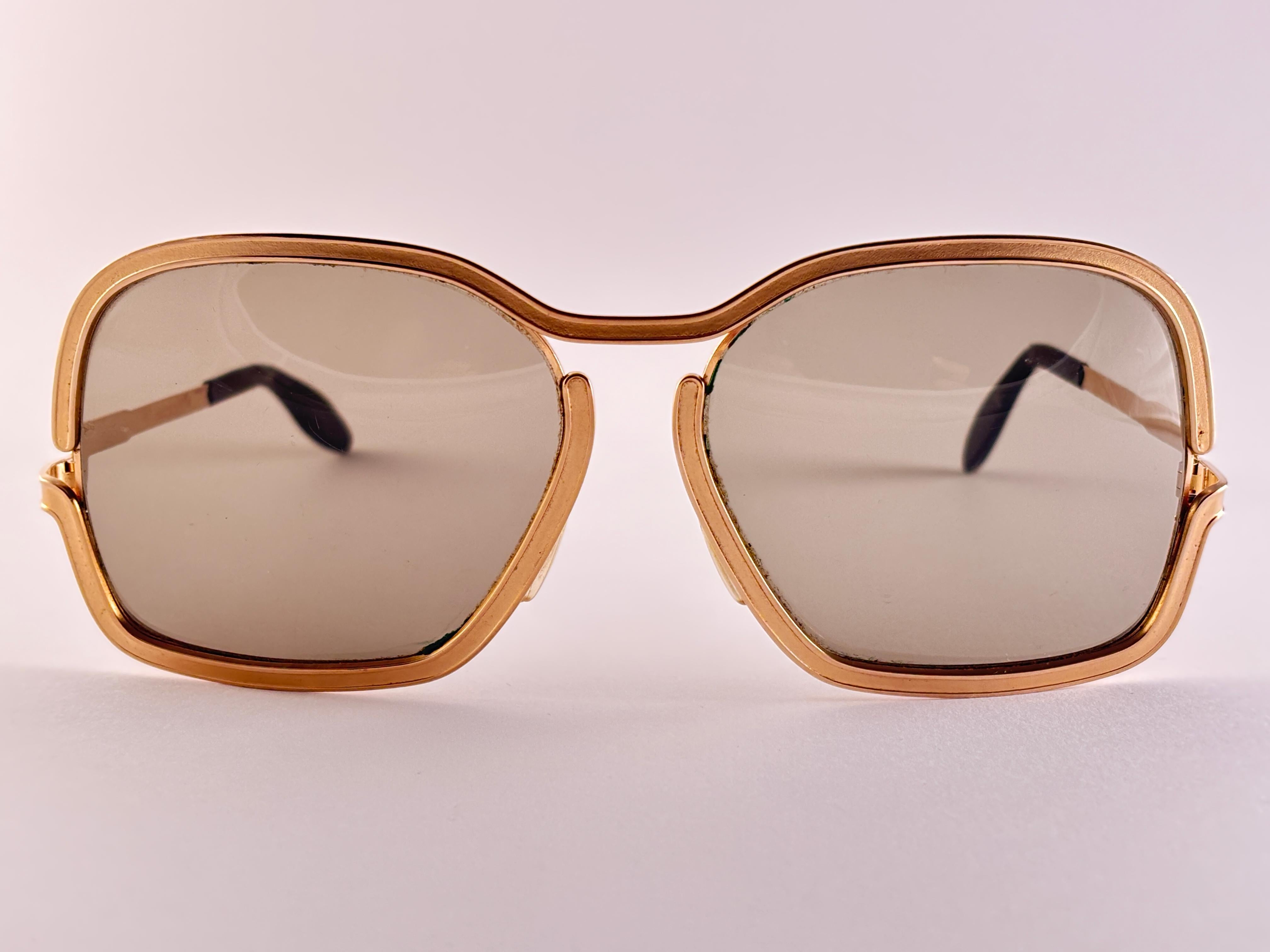 
Funky und supercoole Silhouette-Sonnenbrillen. Übergroßer mattgoldener Rahmen mit einem Paar brauner Gläser.
Rahmen und Linsen zeigen leichte Abnutzung von 40 Jahren Lagerung.
Hervorragende Qualität,  Noch besseres Design.



Hergestellt in