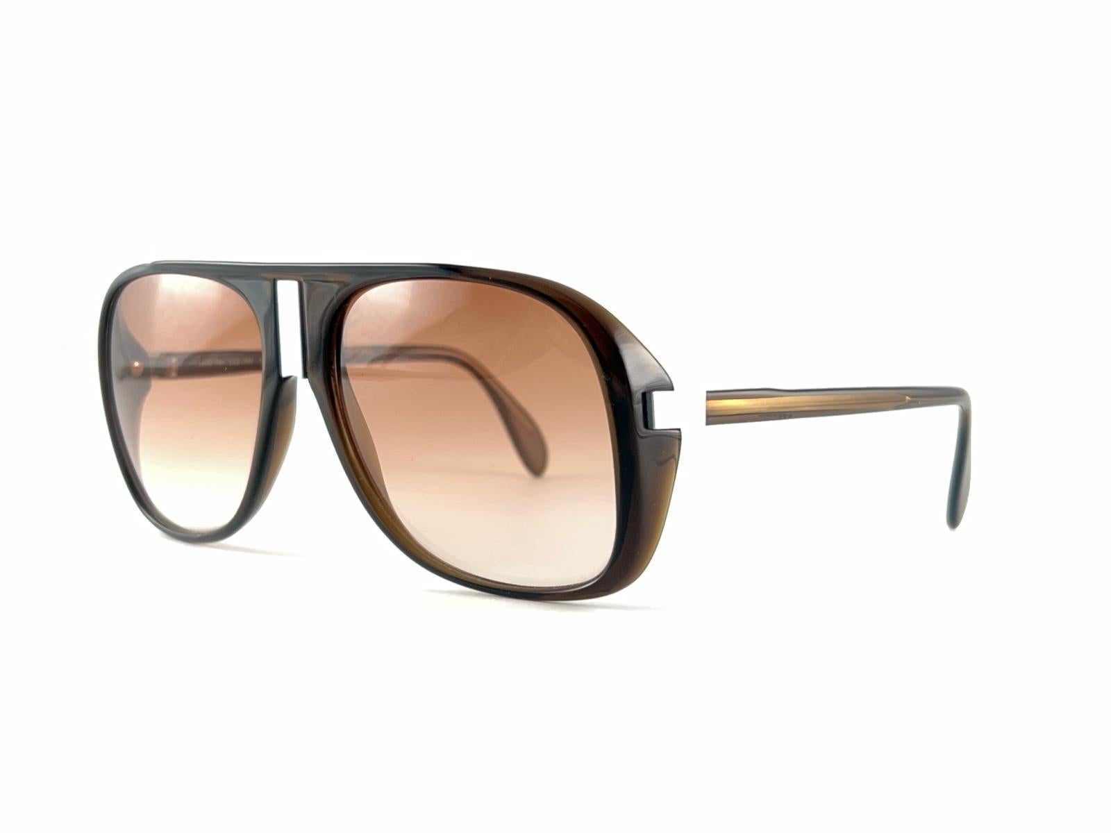 
Funky Und Uber Cool Silhouette Sunglasses.Oversized Translucent Brown Frame hält ein Paar von Spotless Medium Translucent Brown Lenses.
Frame Mai zeigen leichte Abnutzung von 40 Jahren der Lagerung.
Hervorragende Qualität,  Noch besseres