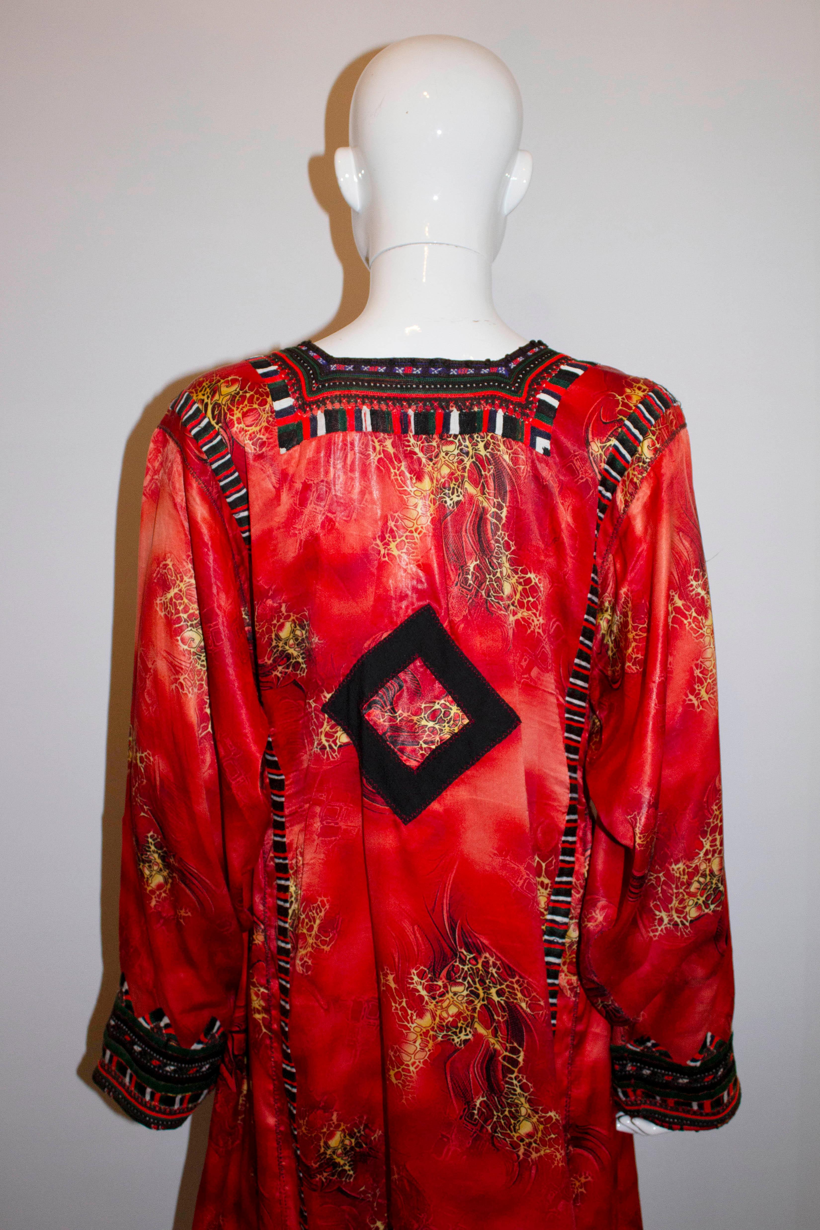 Ein wunderschönes Vintage-Seidenkleid aus dem Nahen Osten. Das Kleid  hat einen V-Ausschnitt mit Stickereidetail, Raffung an der Taille und Detail am Rücken.  Maße: Büste bis zu 39'', Länge 45''