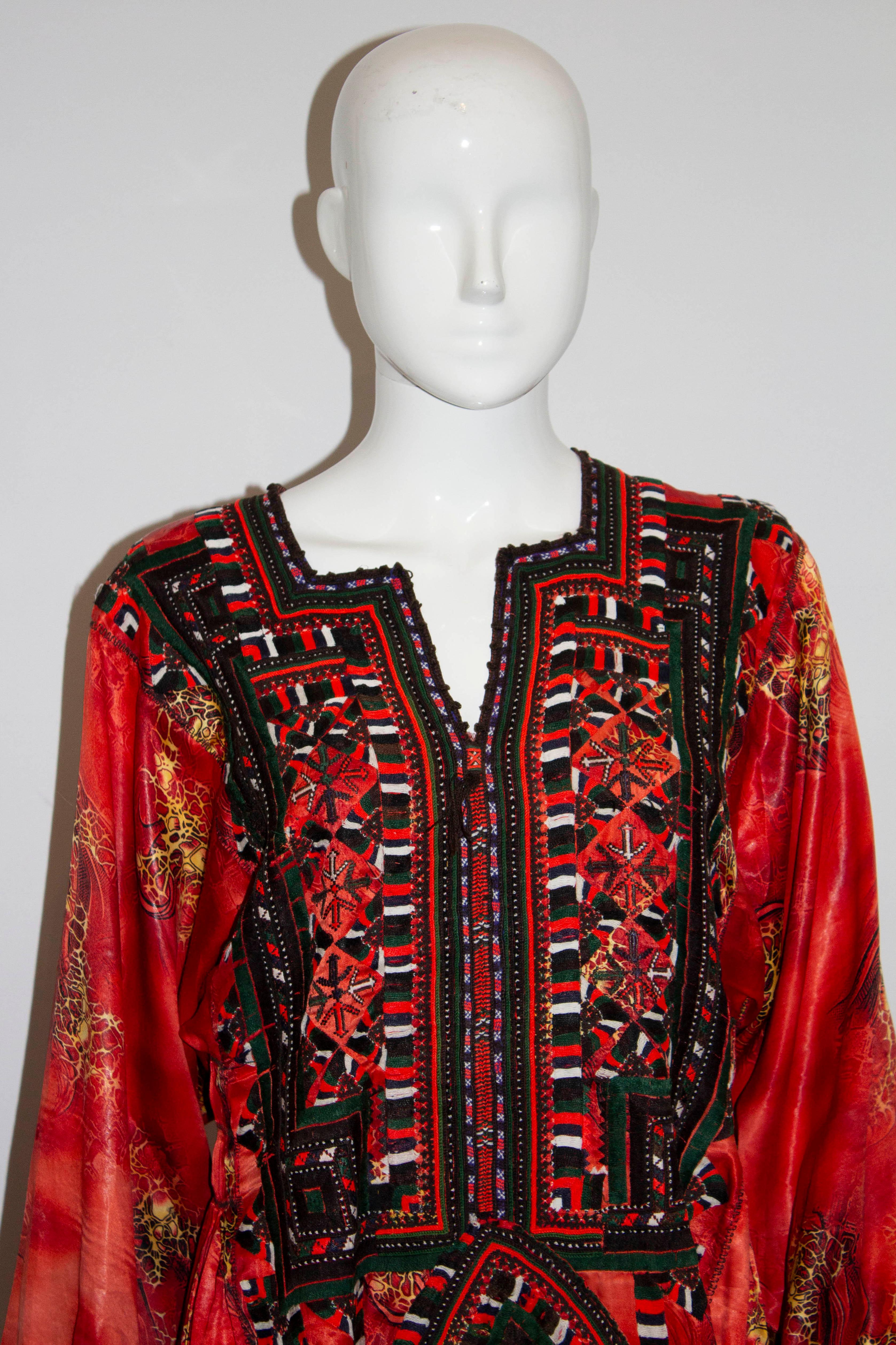Afghanisisches Seidenkleid aus Seide im Zustand „Gut“ in London, GB