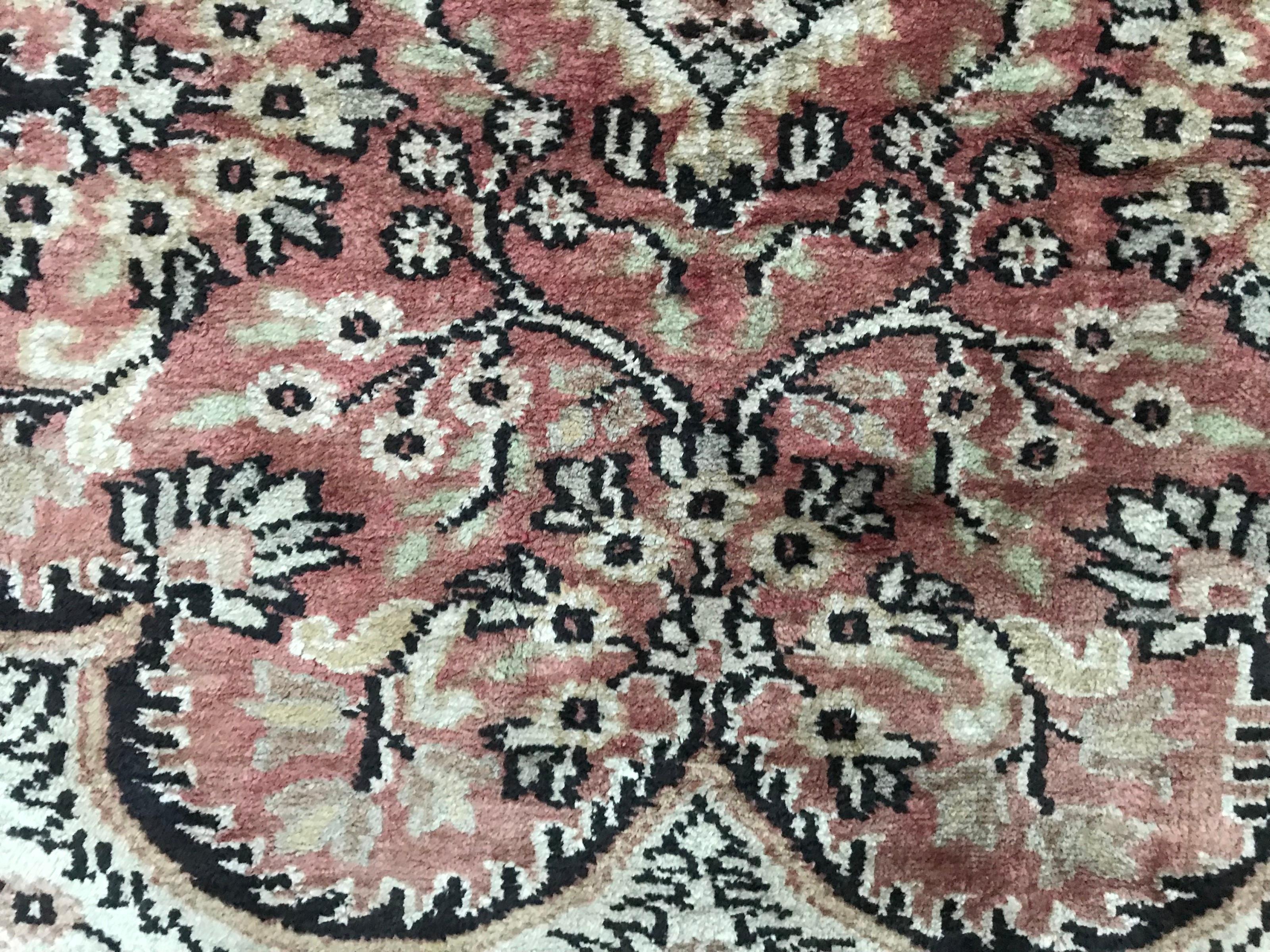 Vintage Silk and Wool Pakistani Rug In Good Condition In Saint Ouen, FR