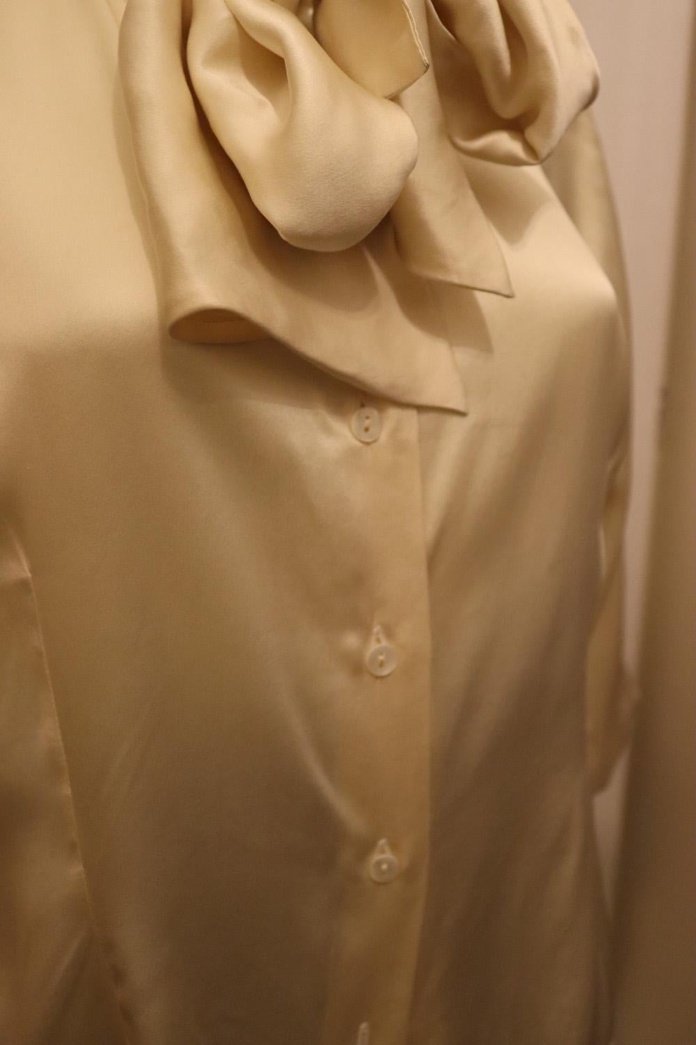 A stunning vintage silk blouse by Riposte di Laura Biagiotti.  It a super soft silk , the blouse has a button front opening with a pussy bow neckline and button cuffs.  Measurements: Bust up to 38'', length 24''