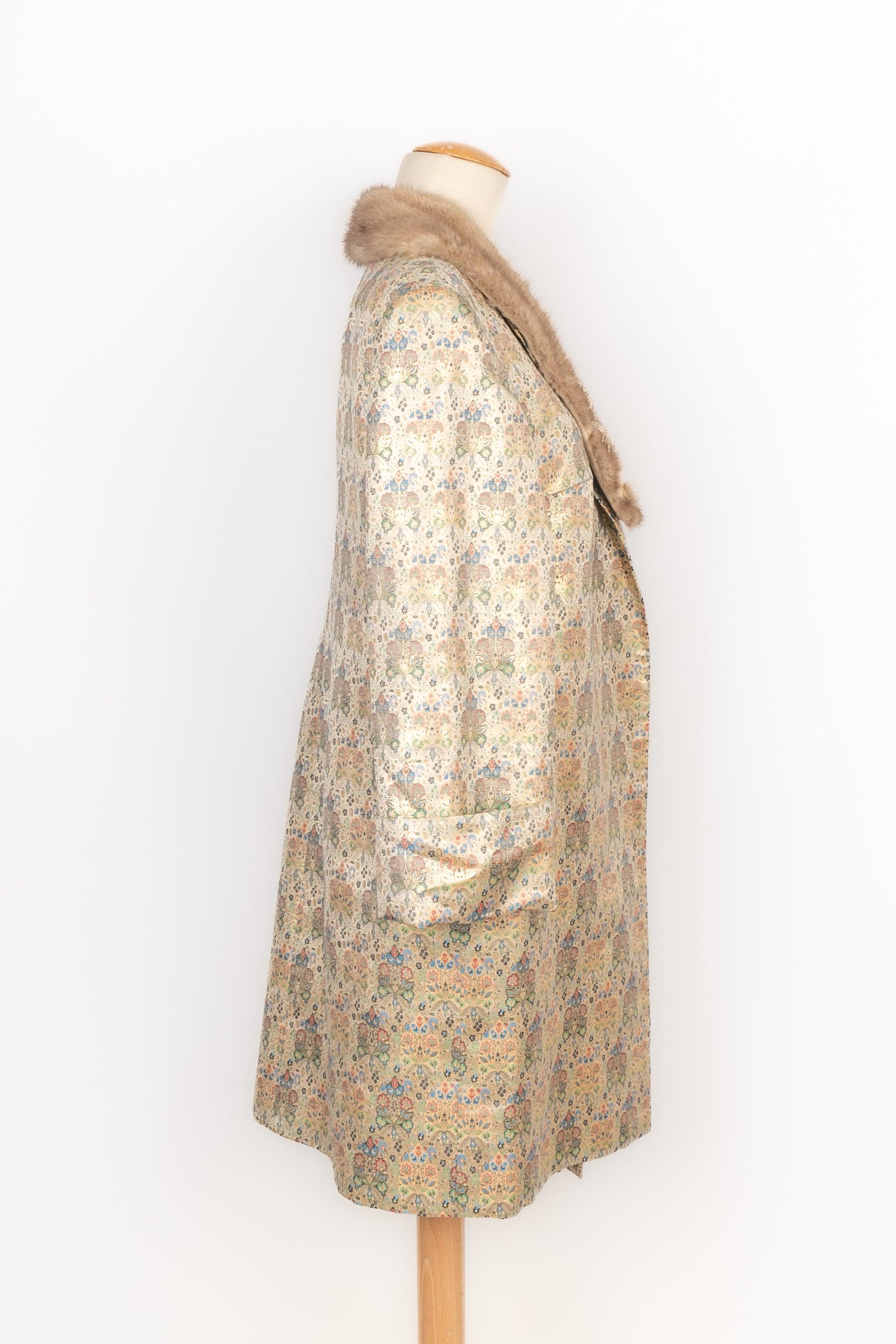 Silk brocade coat with a silk lining ornamented with a removable mink collar. Not signed piece with an Asian inspiration from the 1960s. It fits a 40FR.

Additional information:
Condition: Very good condition
Dimensions: Shoulder width: 45 cm -