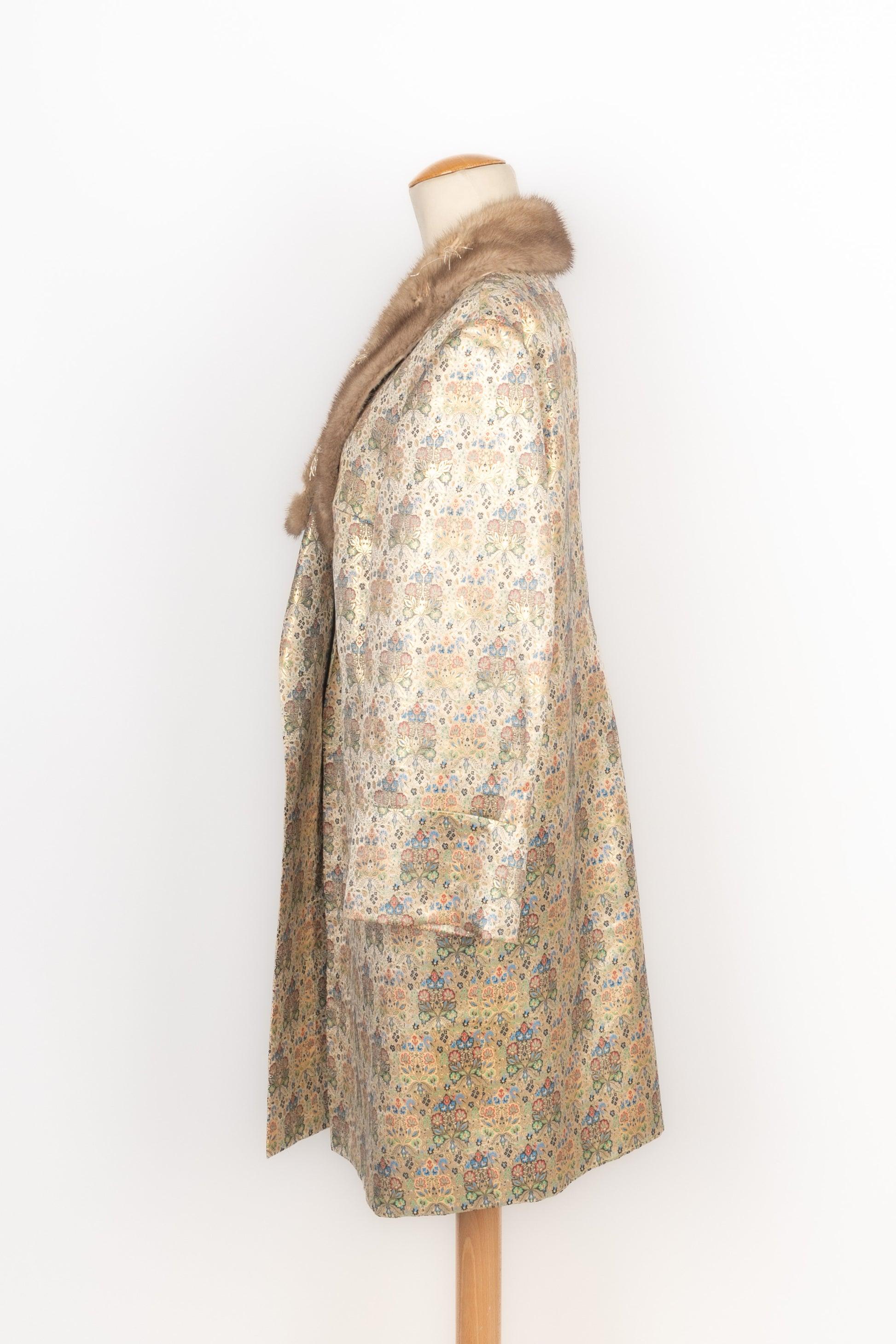 Vintage Silk Brocade Coat, 1960s In Excellent Condition For Sale In SAINT-OUEN-SUR-SEINE, FR