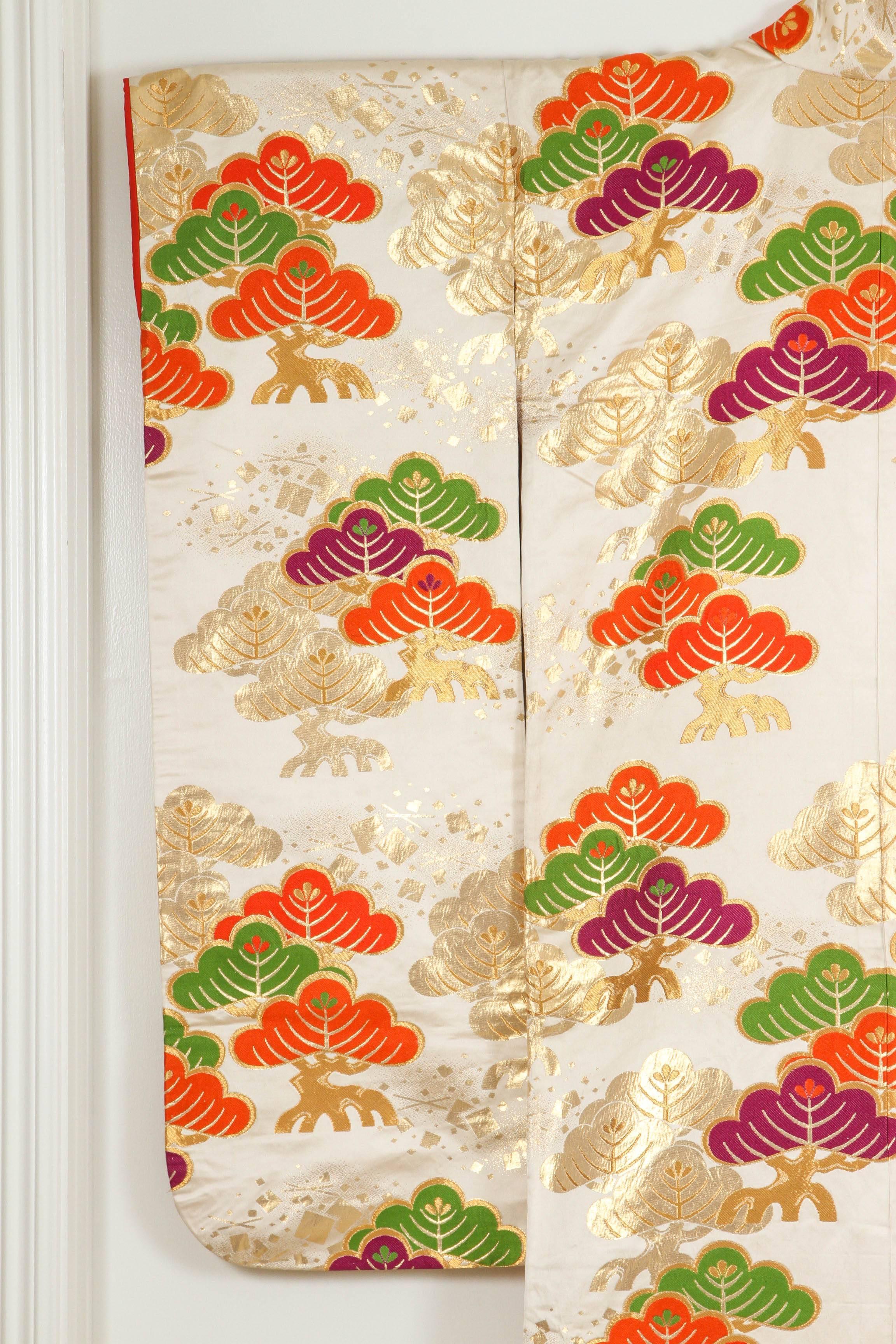 Un kimono de cérémonie japonais vintage du milieu du siècle, en brocart de soie couleur ivoire, à collectionner. Exemplaire unique.
Fabuleux kimono de cérémonie de qualité muséale en pure soie avec broderie à la main détaillée et complexe, accentuée