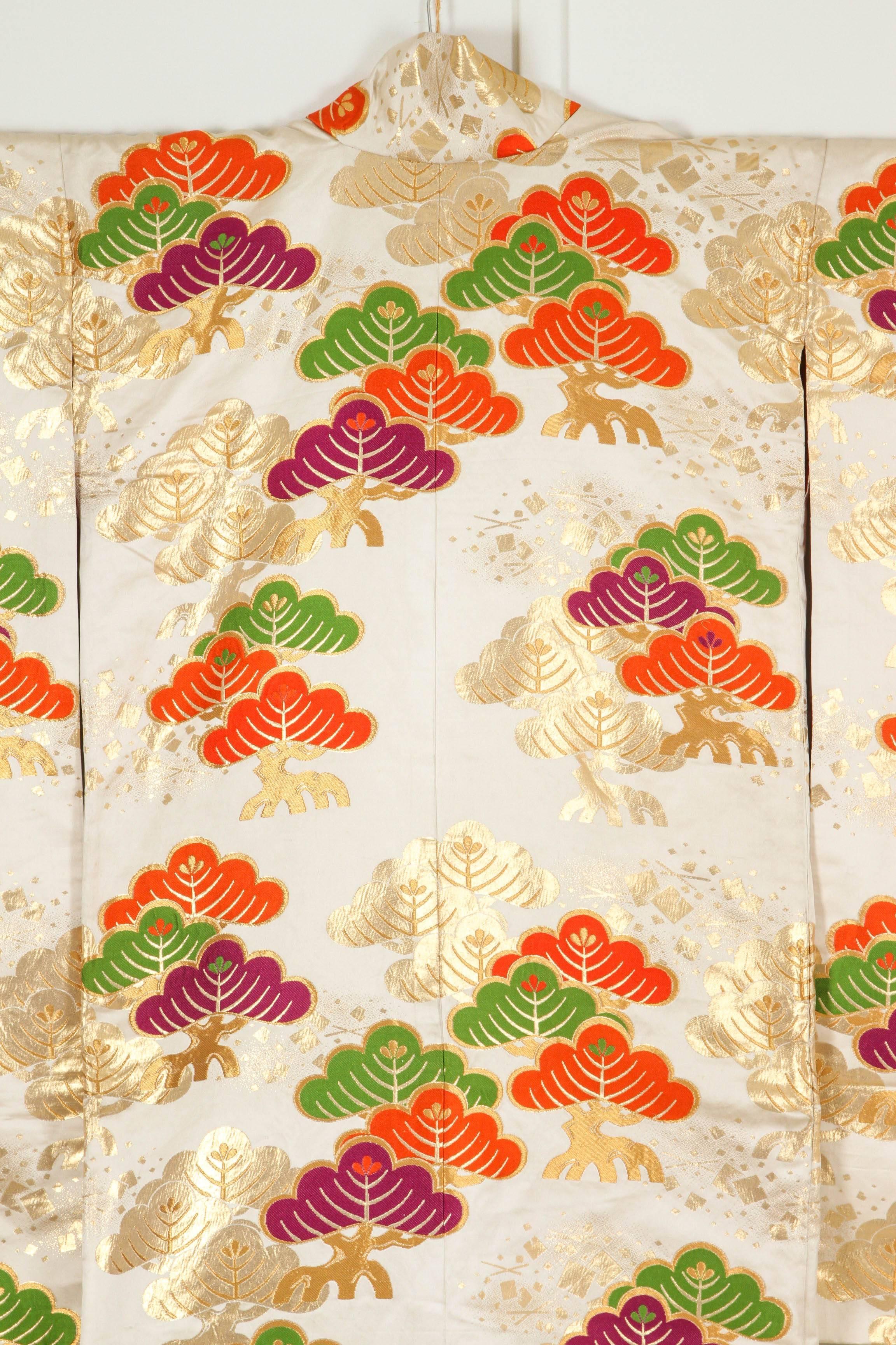 Japanisches zeremonielles japanisches Kimono-Kleid aus Seidenbrokat (Beige) im Angebot