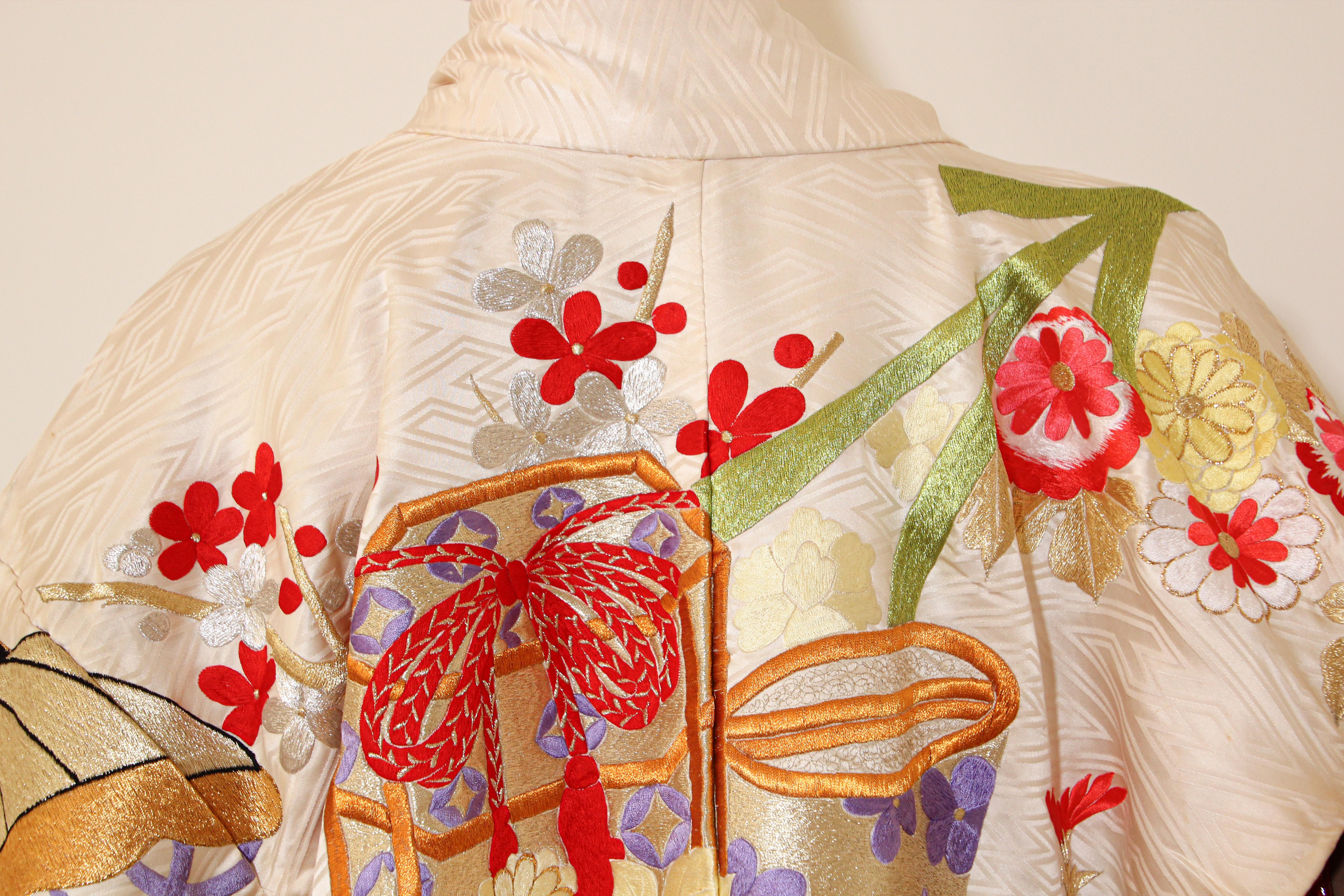 Ein Vintage Mitte des Jahrhunderts Elfenbein Farbe Seidenbrokat sammelbar japanischen zeremoniellen Hochzeit Kimono. Eine von einer Art handgefertigte fabelhafte Museum Qualität zeremoniellen Stück in reiner Seide mit komplizierten detaillierten