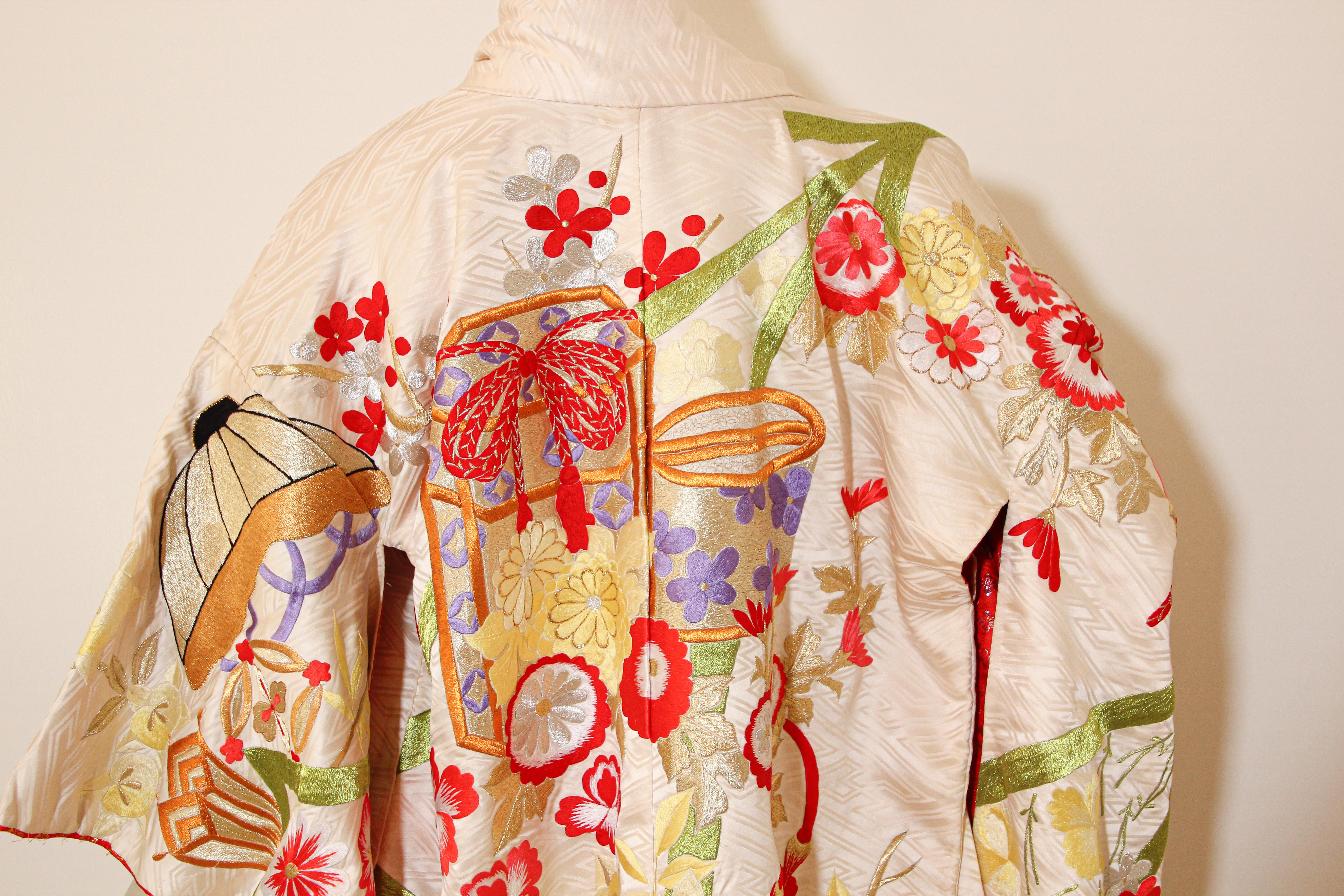 Japanisches Hochzeitskleid aus Seidenbrokat, Kimono im Zustand „Hervorragend“ in North Hollywood, CA