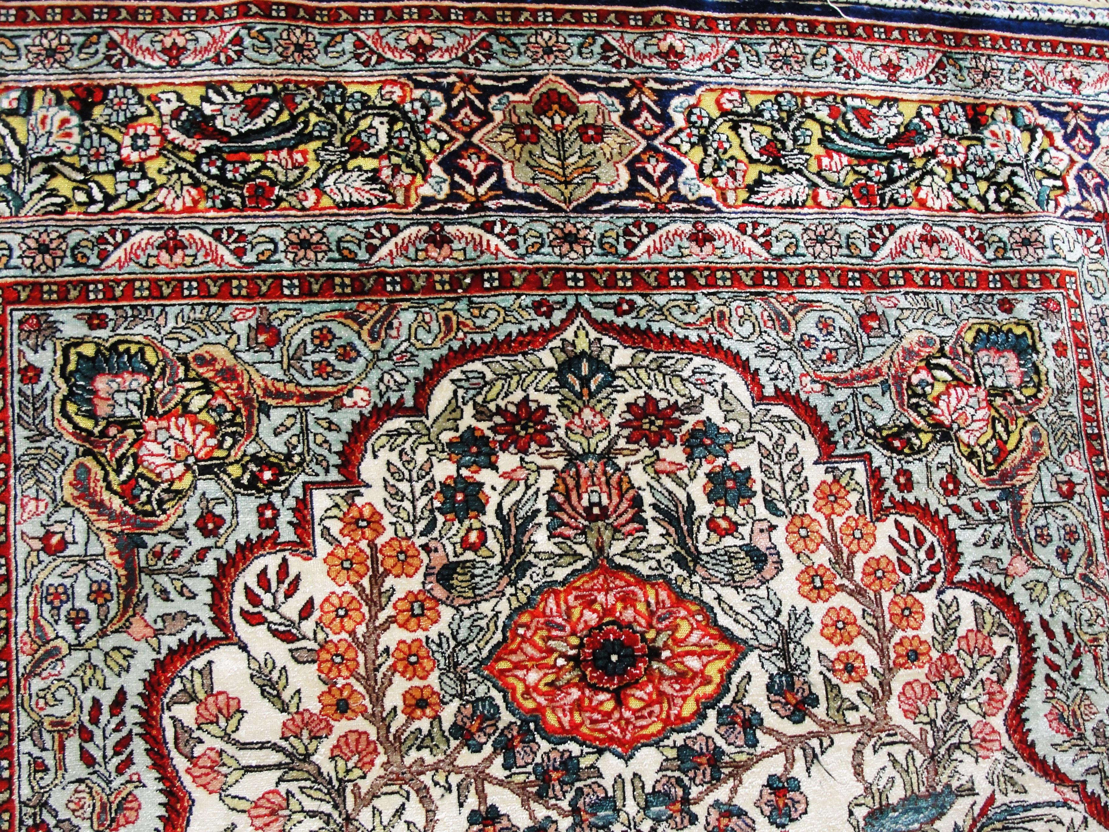 A Masterpiece of Elegance: Silk Chinese Rug with Metallic Threads
Among the treasures of textile art, a silk Chinese rug measuring approximately 3'1