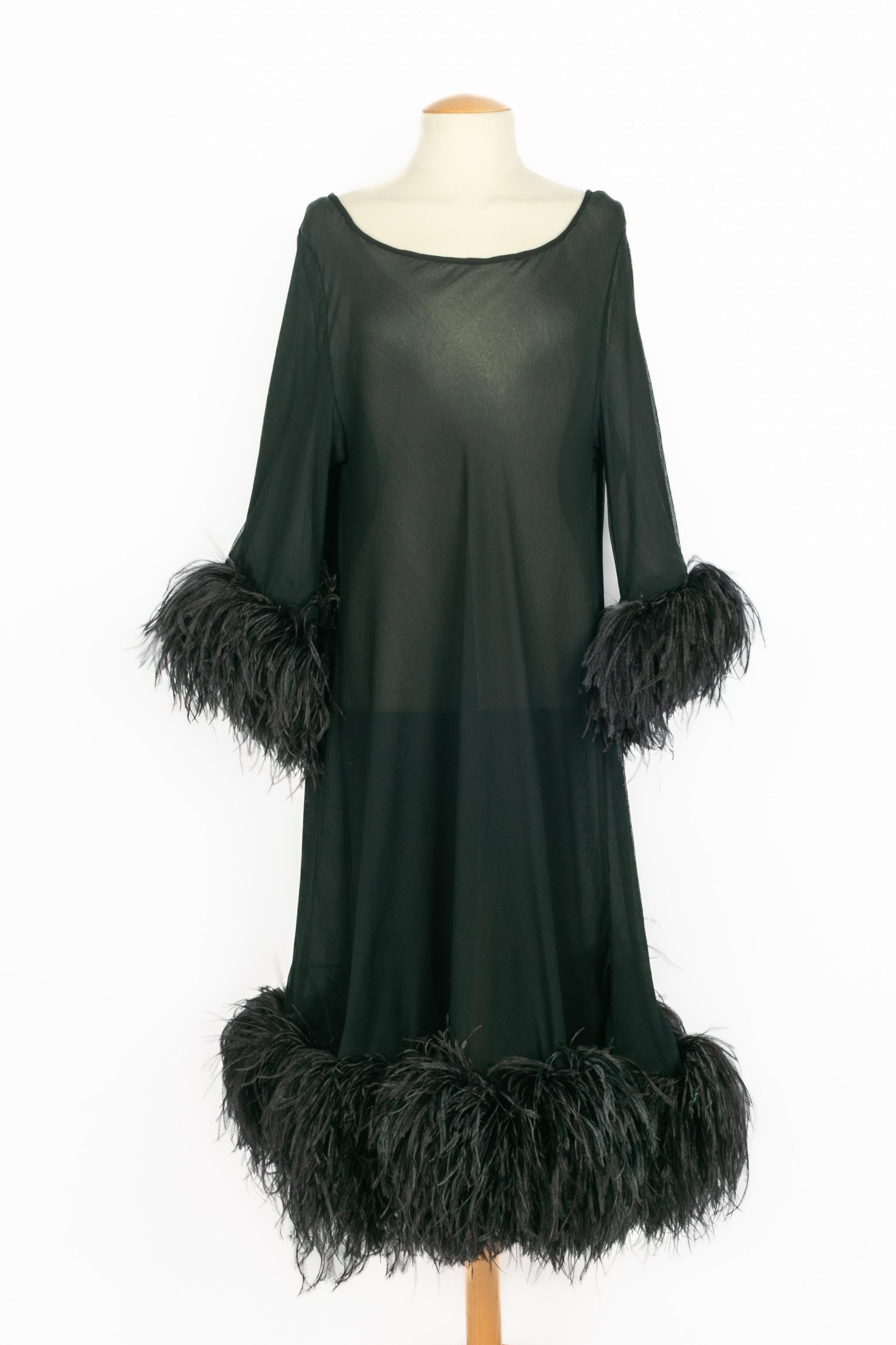 INCONNUE - Robe en mousseline de soie noire bordée de plumes. Composition et labels de taille manquants, il convient à un 42FR/44FR.

Condit :
Très bon état.

Dimensions :
Largeur des épaules : 44 cm - Poitrine : 44 cm - Longueur des manches : 45 cm