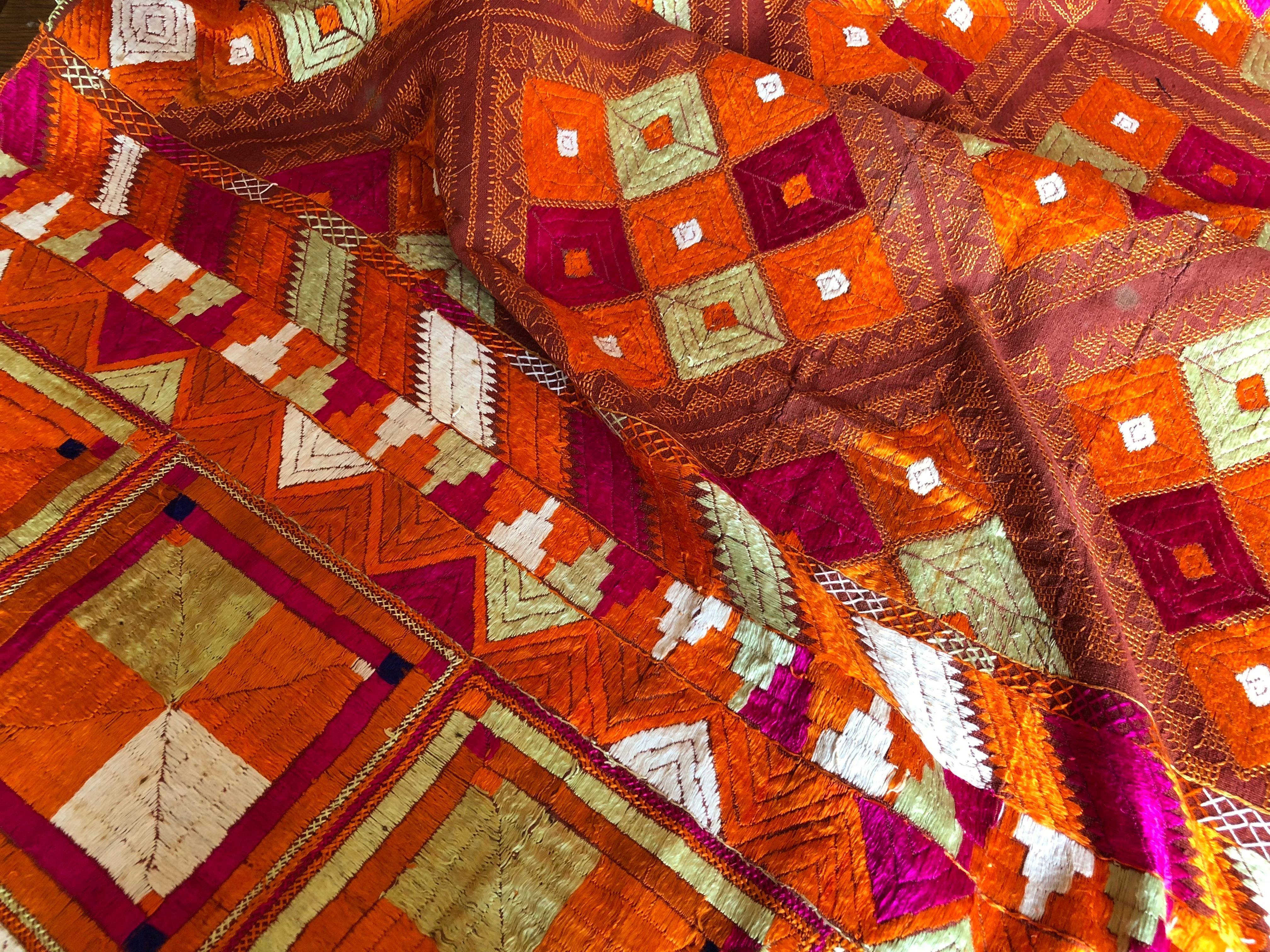 Vintage Silk Embroidered Phulkari Bagh Wedding Shawl, Punjab, India In Good Condition For Sale In Glen Ellyn, IL