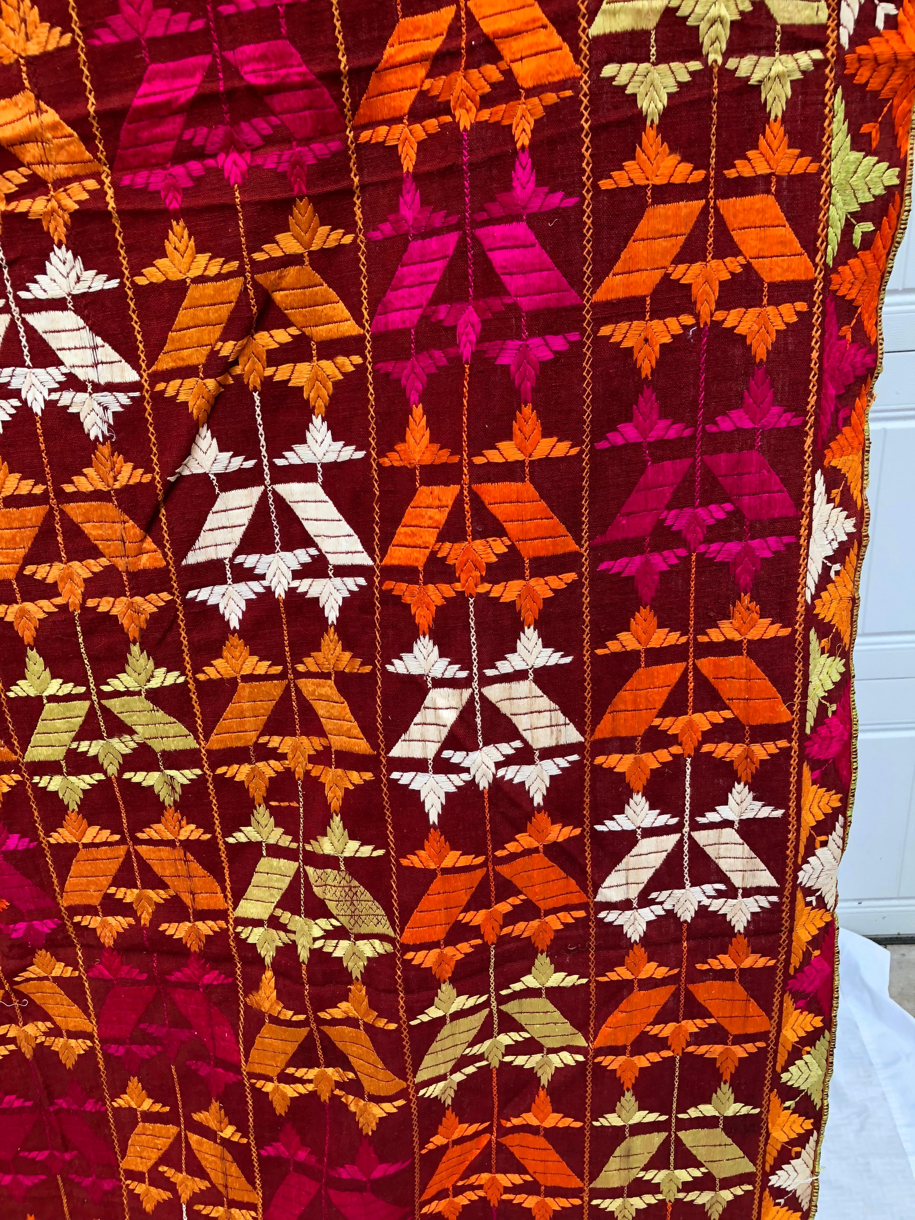 Vintage Silk Embroidered Phulkari Wedding Shawl from Punjab, India In Good Condition For Sale In Glen Ellyn, IL