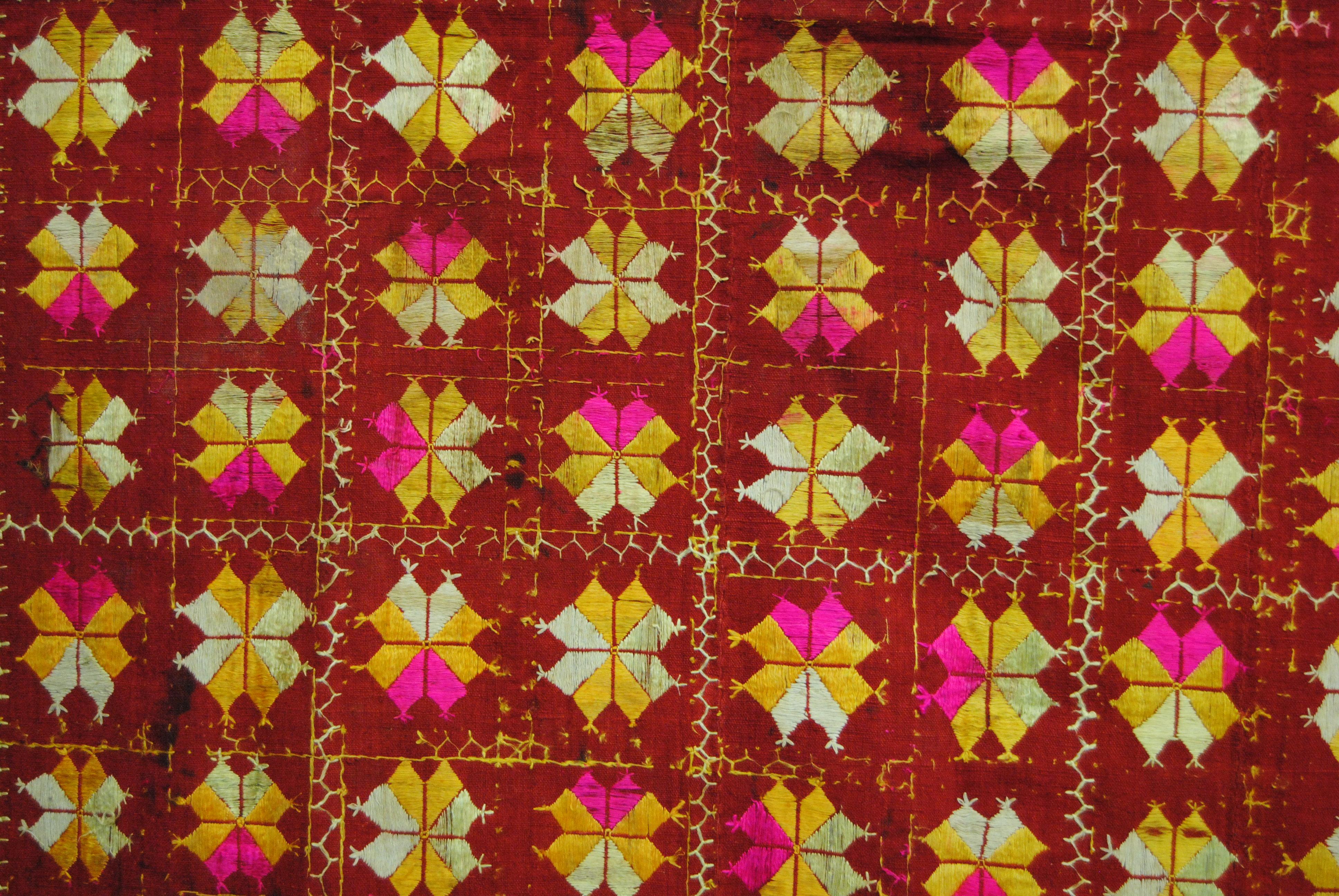 Vintage Silk Embroidered Phulkari Wedding Shawl from Punjab, India In Fair Condition For Sale In Glen Ellyn, IL