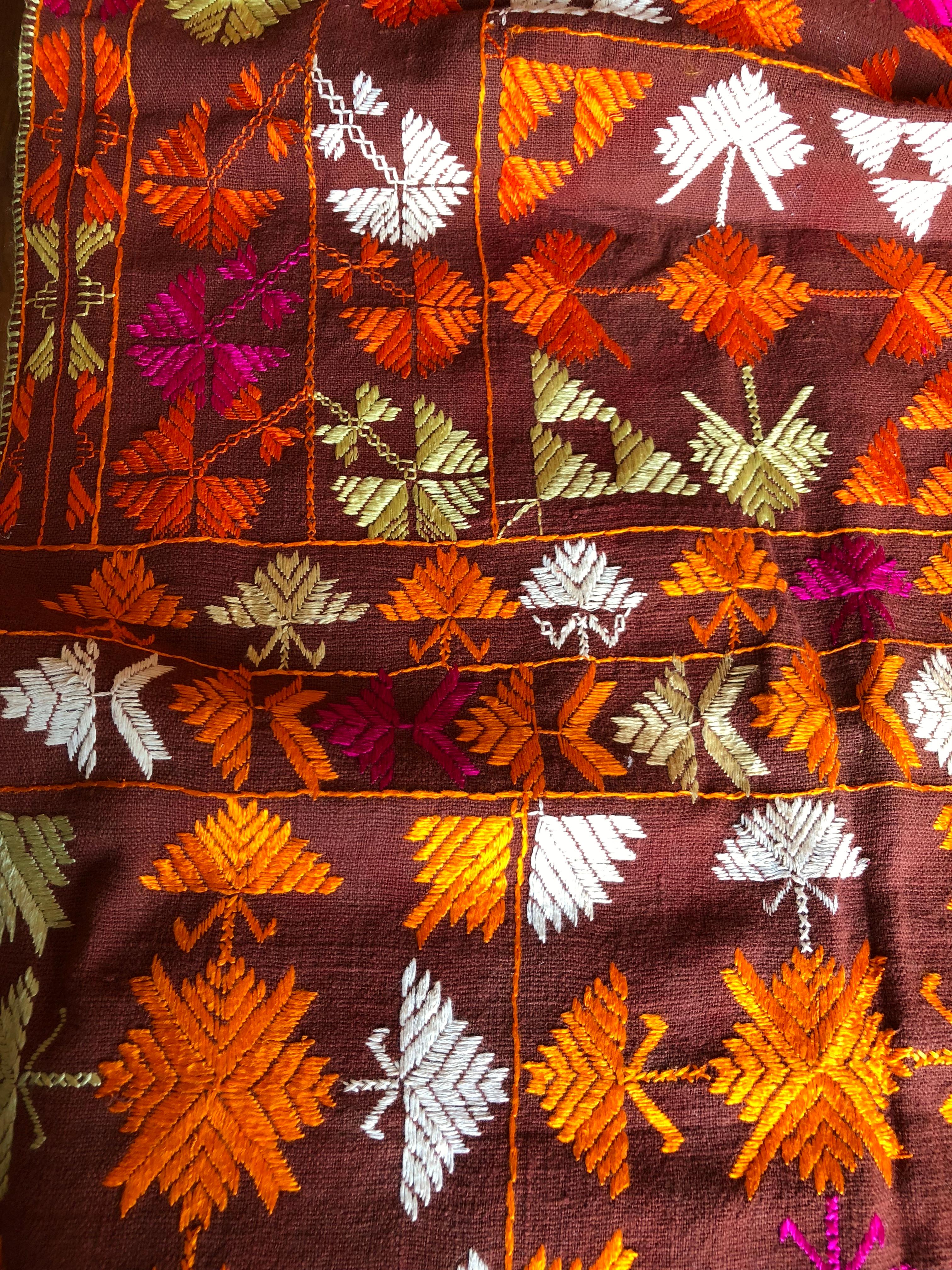 Vintage Silk Embroidered Phulkari Wedding Shawl, Punjab, India In Good Condition In Glen Ellyn, IL