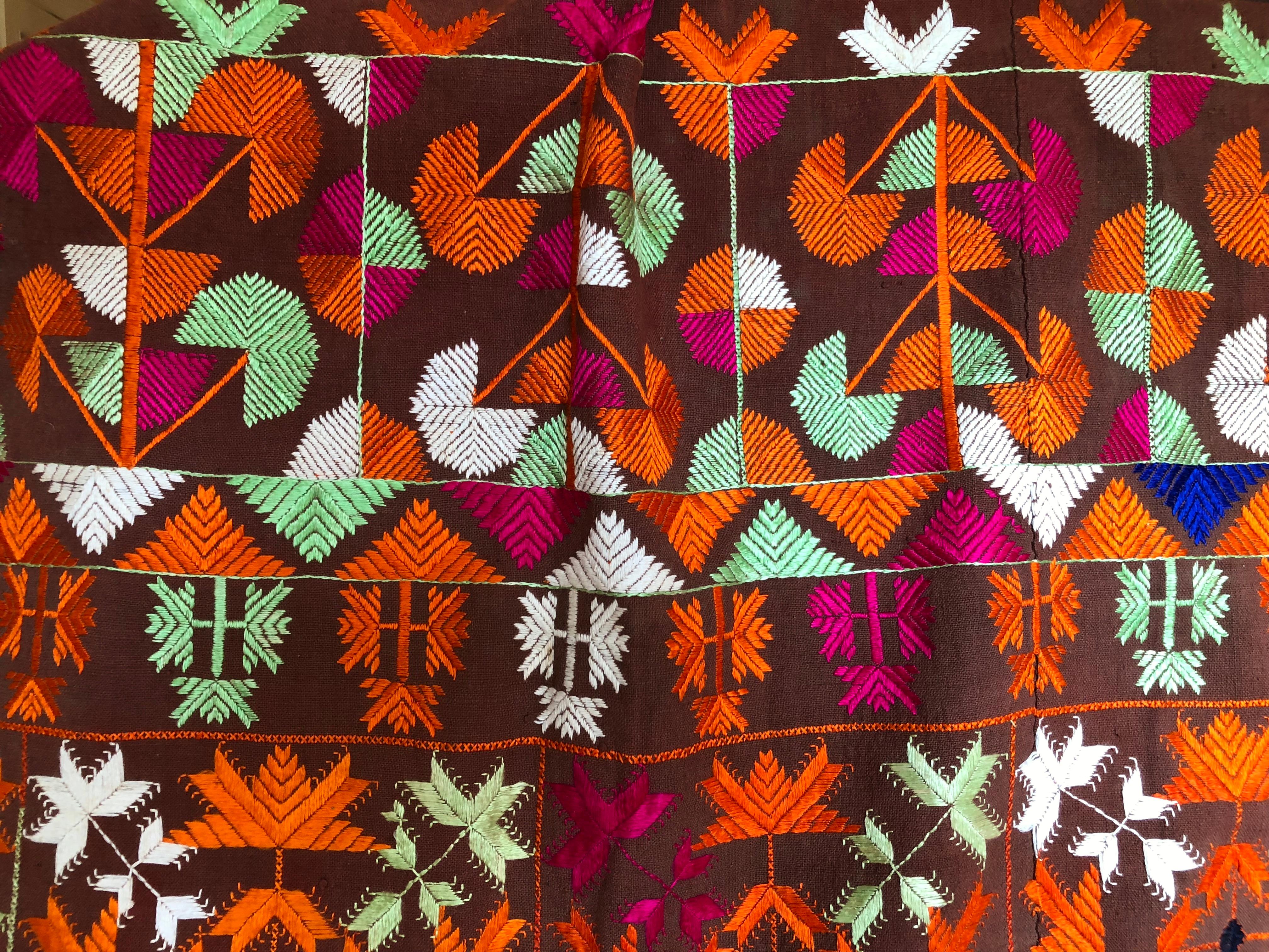 Vintage Silk Embroidered Phulkari Wedding Shawl, Punjab, India In Good Condition In Glen Ellyn, IL