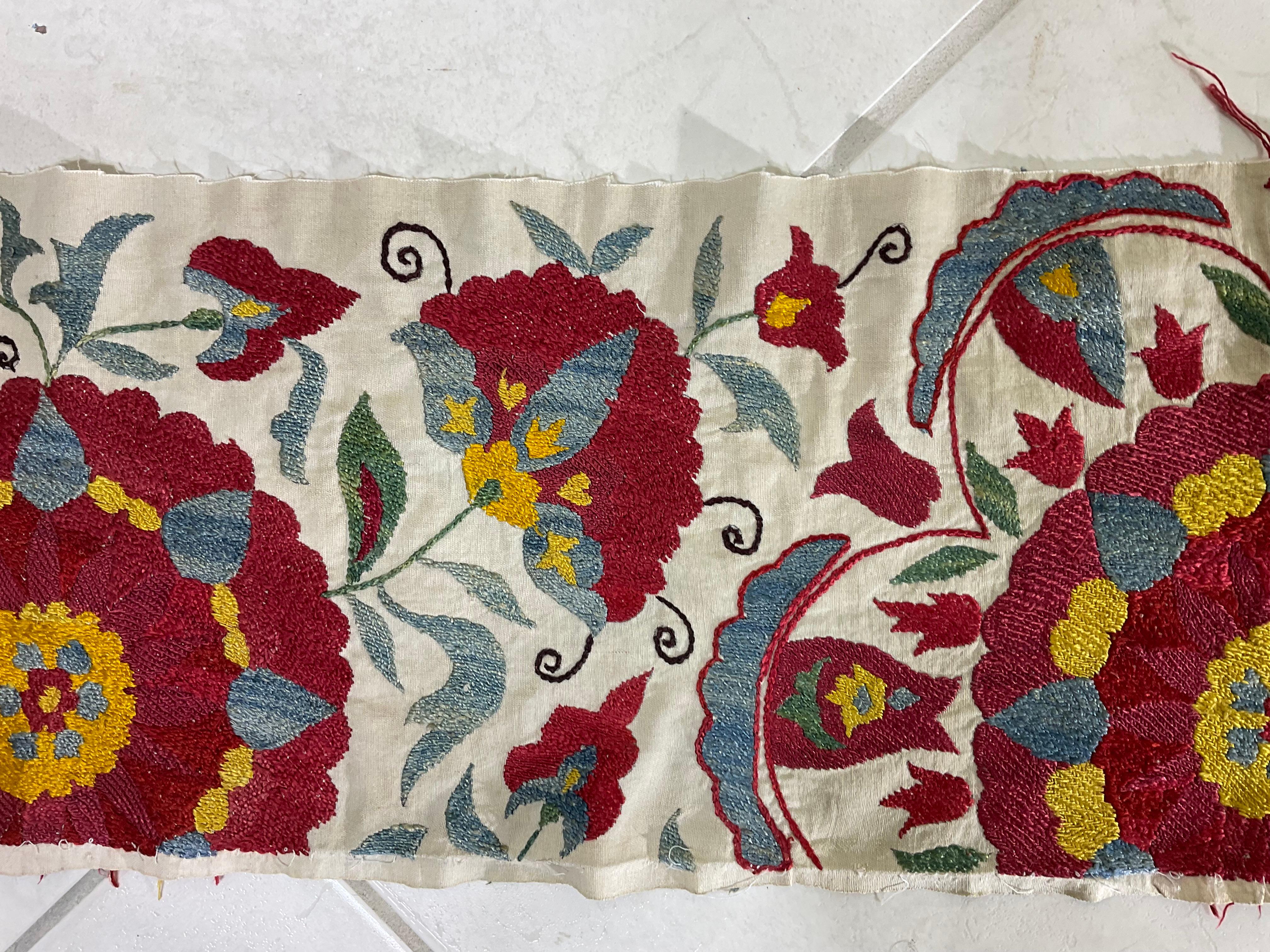 Vintage  Silk Embroidery Suzani Textile In Good Condition For Sale In Delray Beach, FL