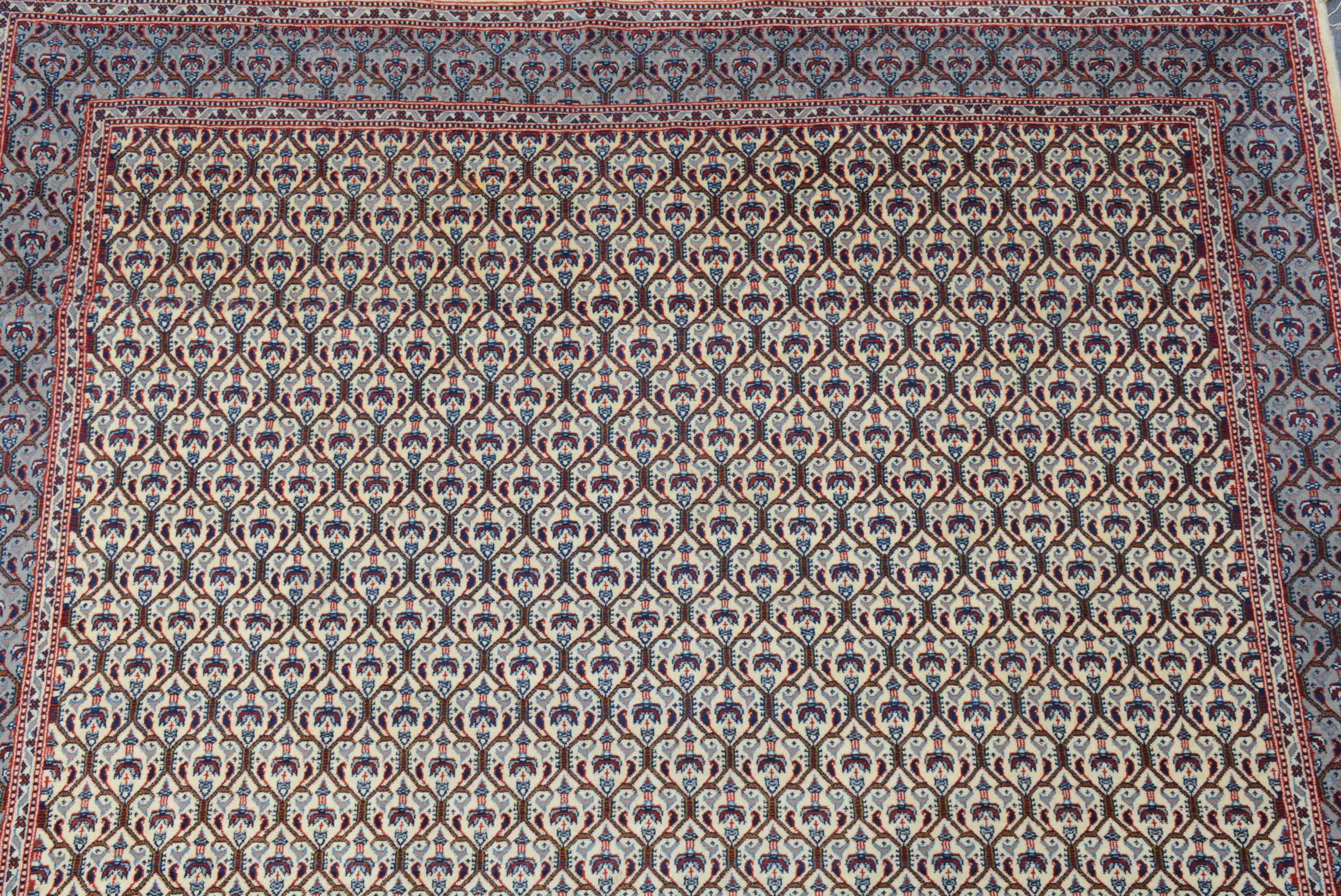 Die Designs der zeitgenössischen Teppiche aus Isfahan im Zentraliran basieren auf denen der Safawidenzeit (1501 - 1736 n. Chr.).  Das beliebteste Muster hat ein zentrales rundes Medaillon auf einem elegant geformten Feld, das mit wirbelnden