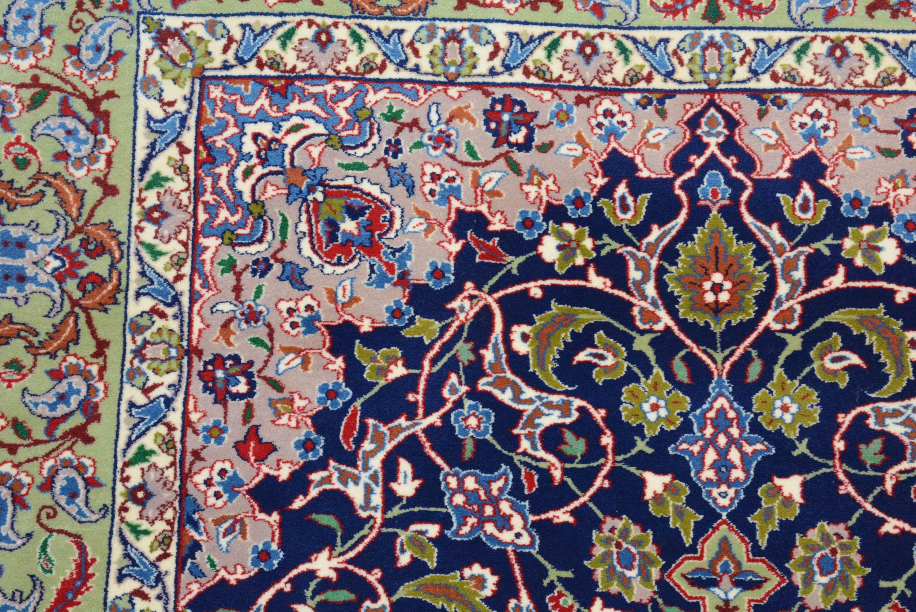 Vintage Seide Stiftung Isfahan Teppich  (Persisch) im Angebot