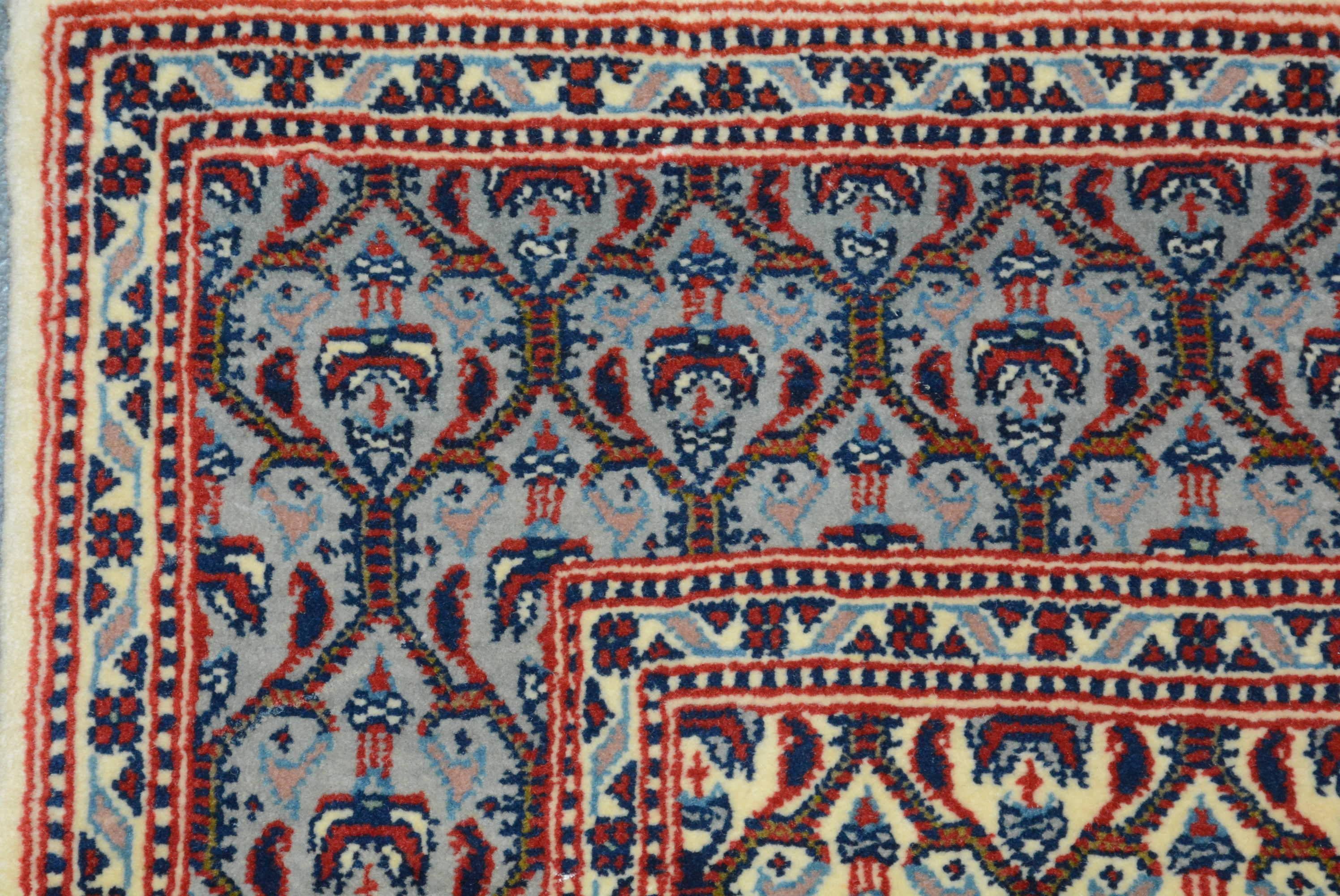 Vintage Seide Stiftung Isfahan Teppich  (Persisch) im Angebot