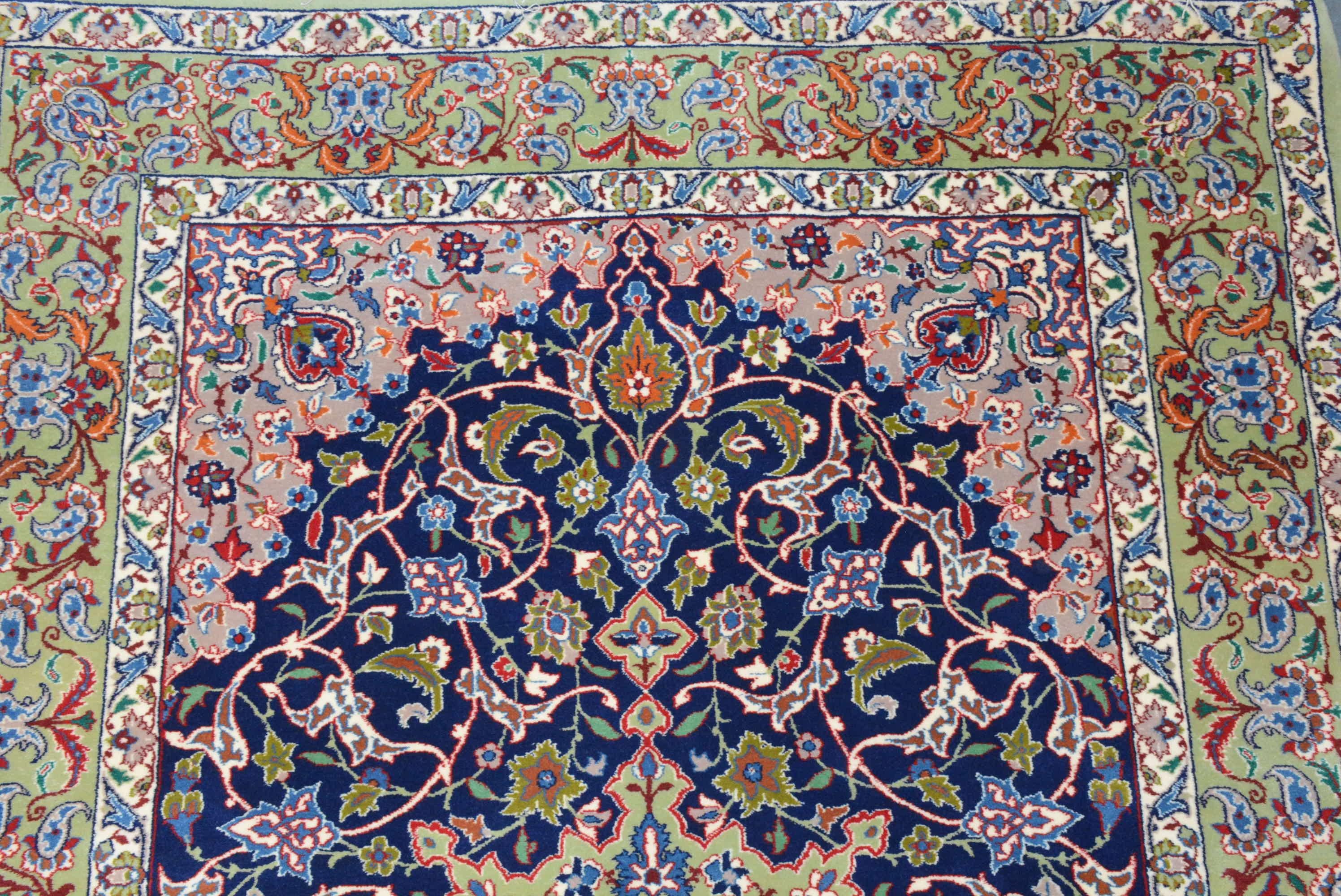 Vintage Seide Stiftung Isfahan Teppich  im Zustand „Hervorragend“ im Angebot in Closter, NJ