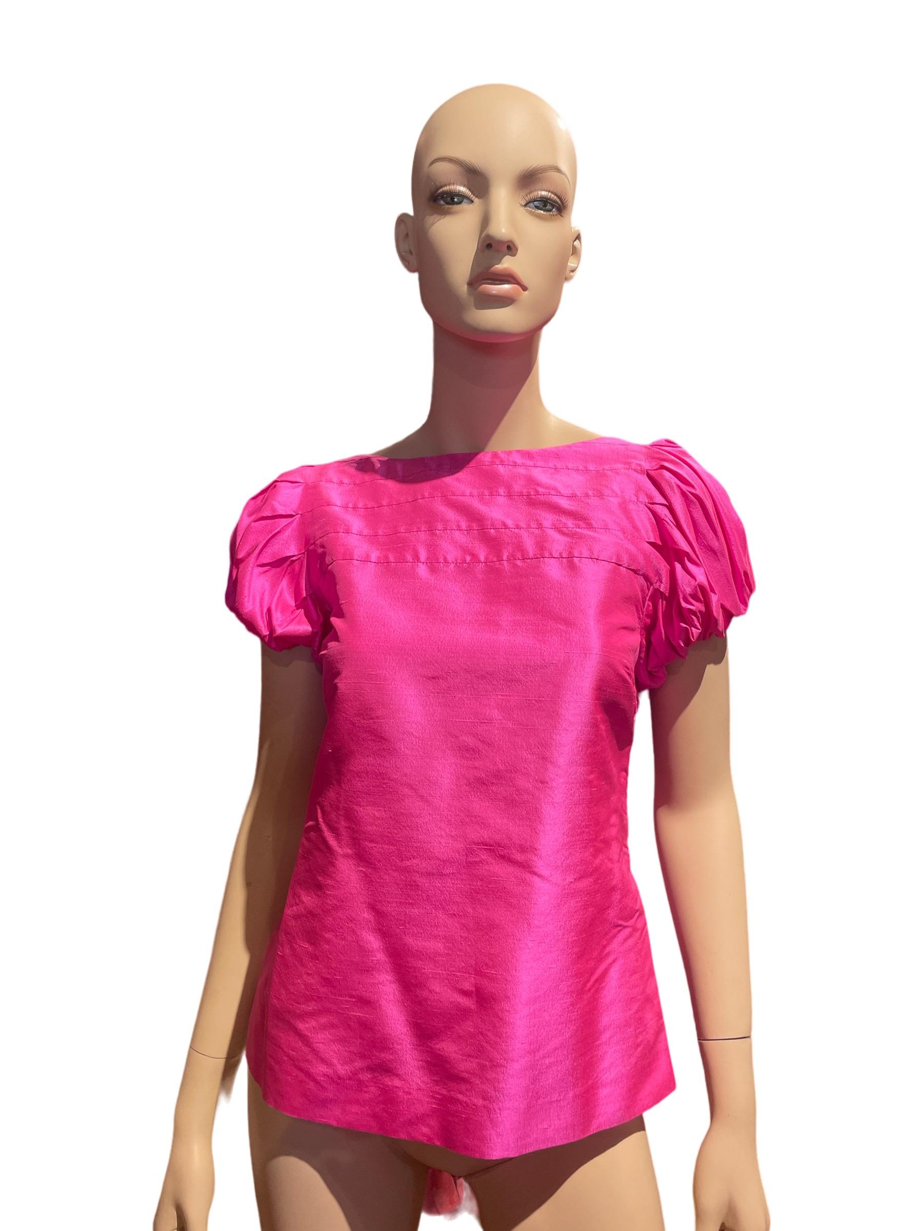 Vintage silk fuchsia pink short sleeve puff sleeve blouse by Ralph Lauren 

Excellent condition!

Bust: 34”
Waist: 30”
Length: 22.5” 
Shoulder: 20” across
