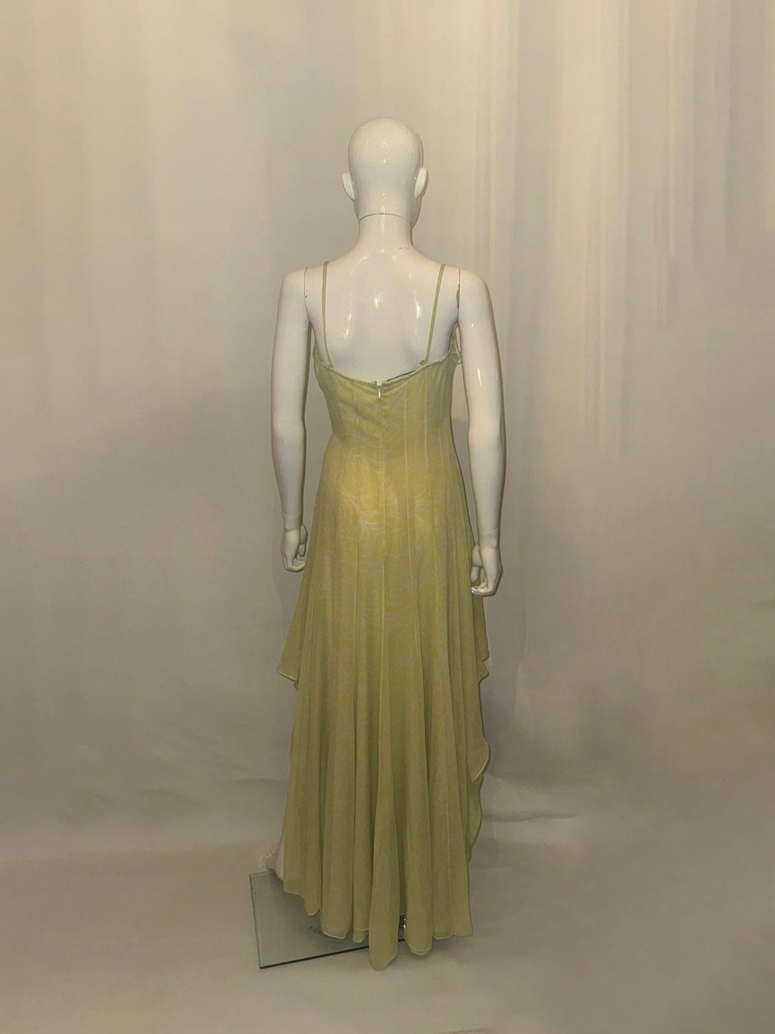 Une robe vintage amusante de la créatrice britannique Amanda Wakeley.  La robe est en soie imprimée jaune et blanche, avec des bretelles spaghetti et des couches de tissu pour qu'elle bouge avec vous. Il n'est pas doublé et est doté d'une fermeture