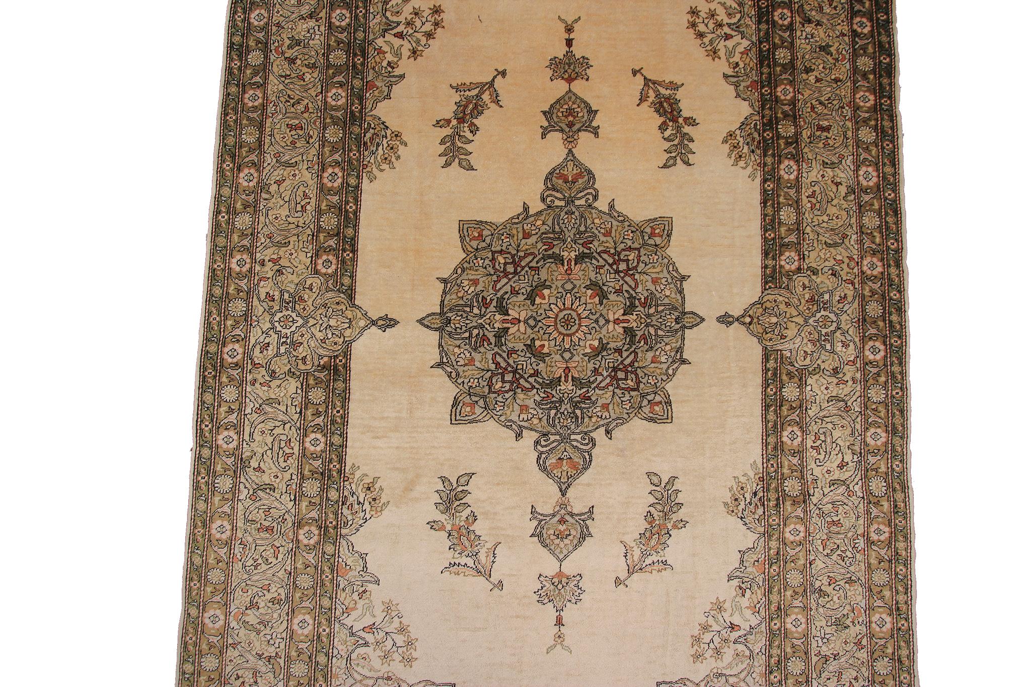 Vintage Silk Hereke High Quality Silk Hereke 100% Pure Silk In Excellent Condition For Sale In New York, NY