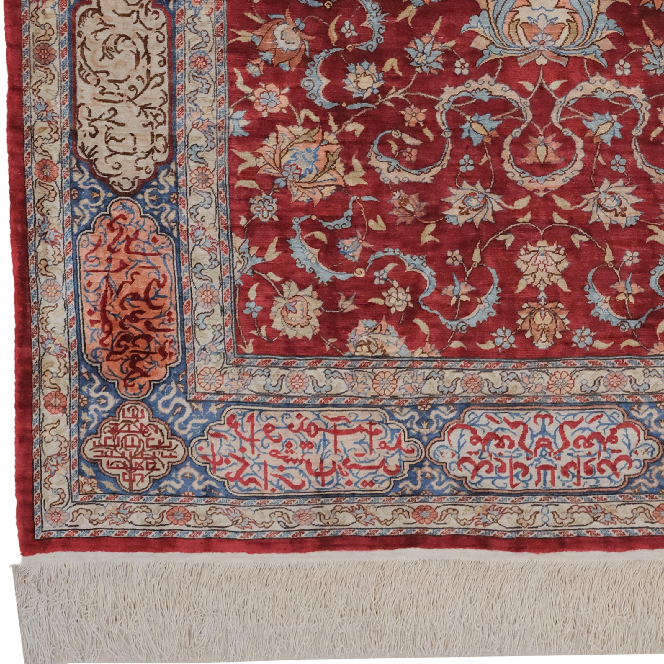 Uno squisito tappeto da preghiera in seta Hereke dei primi del Novecento
Questo straordinario tappeto vintage in seta Hereke, risalente agli inizi del XX secolo, è un magnifico esempio di arte tessile turca. Hereke, una città famosa per la