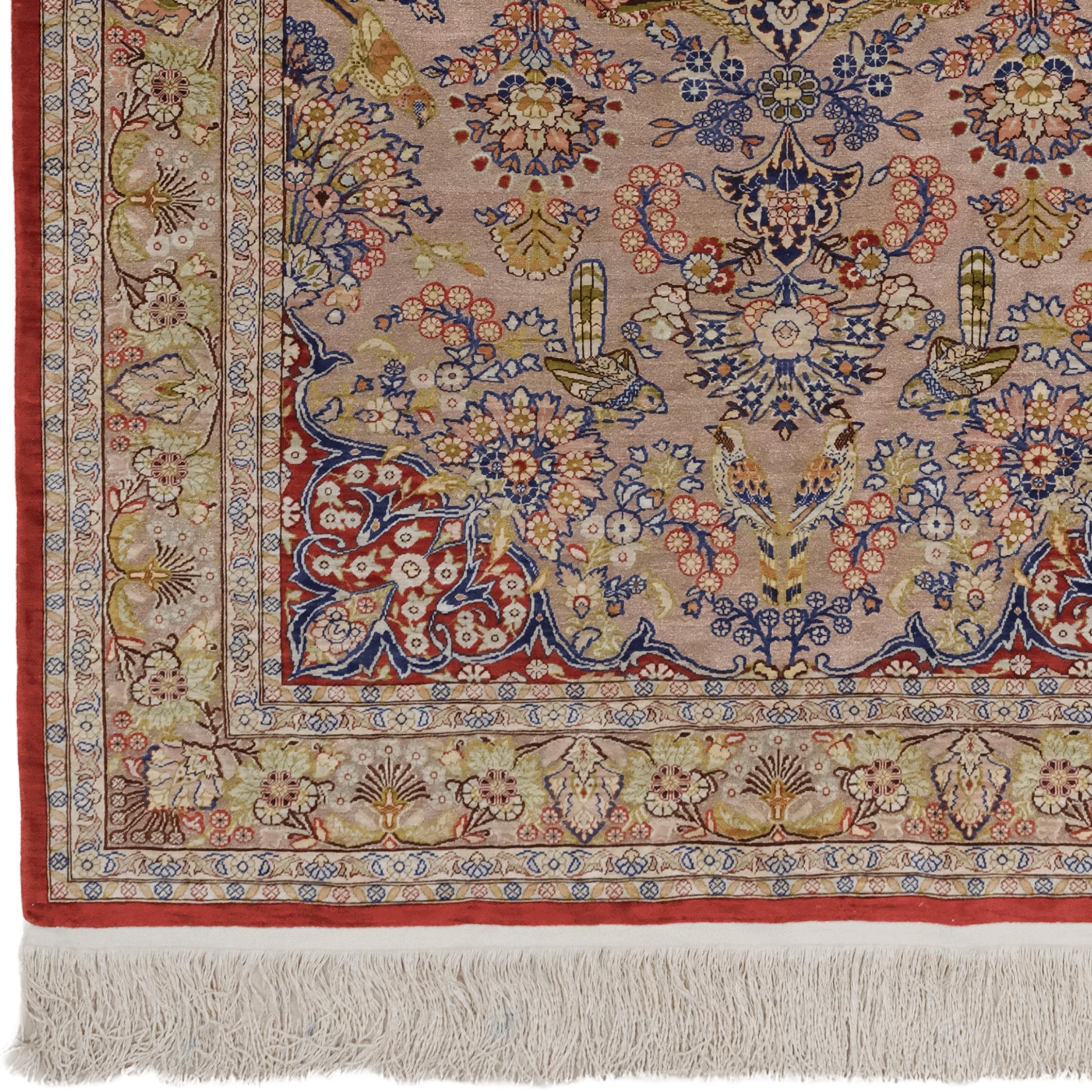Ein seltenes Meisterwerk aus Hereke-Seide aus dem frühen 20.
Dieser exquisite alte Hereke-Seidenteppich aus dem frühen 20. Jahrhundert ist ein Höhepunkt der türkischen Webkunst. Hereke, eine Stadt, die für die Herstellung einiger der luxuriösesten