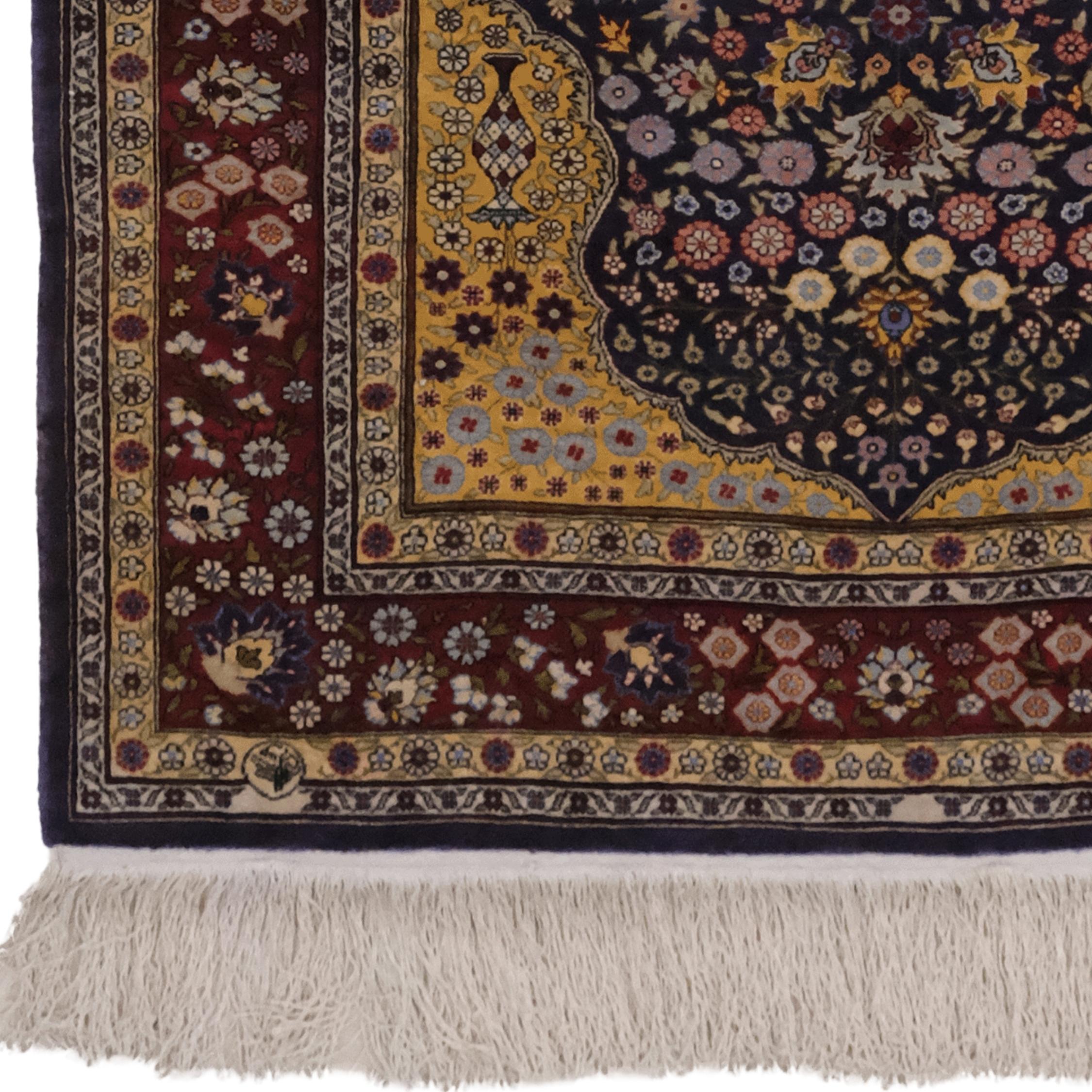 Uno squisito capolavoro in seta Hereke dell'inizio del XX secolo
Questo straordinario tappeto vintage in seta Hereke, risalente all'inizio del XX secolo, è uno straordinario esempio di arte tessile turca. Hereke, una città famosa per la produzione